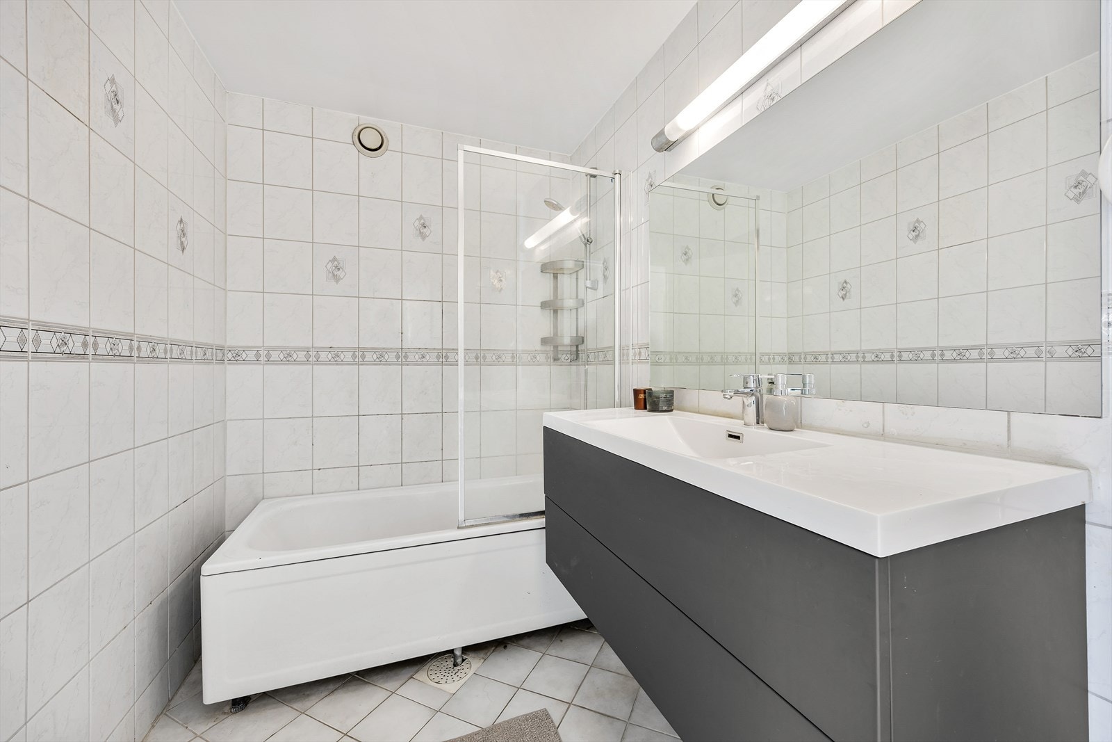 Romslig bad med flislagte gulv og vegger. Galleribilde