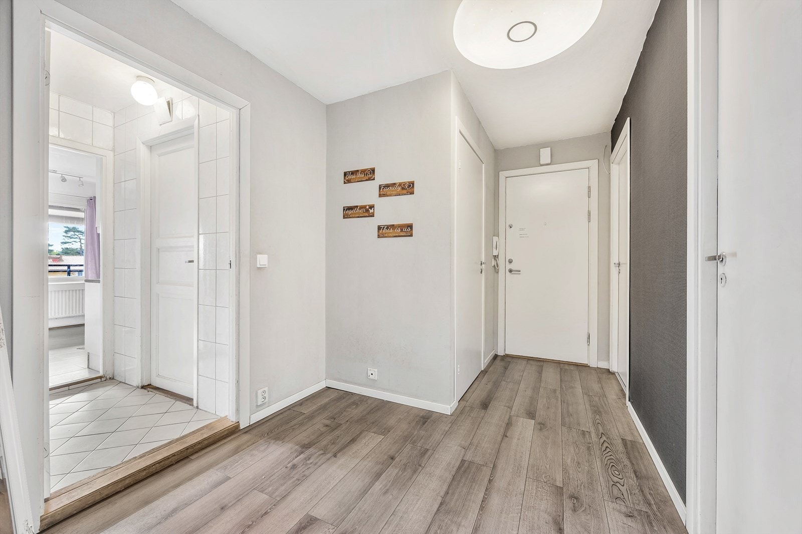 Romslig entré med god plass til å henge fra seg sko og yttertøy. Galleribilde