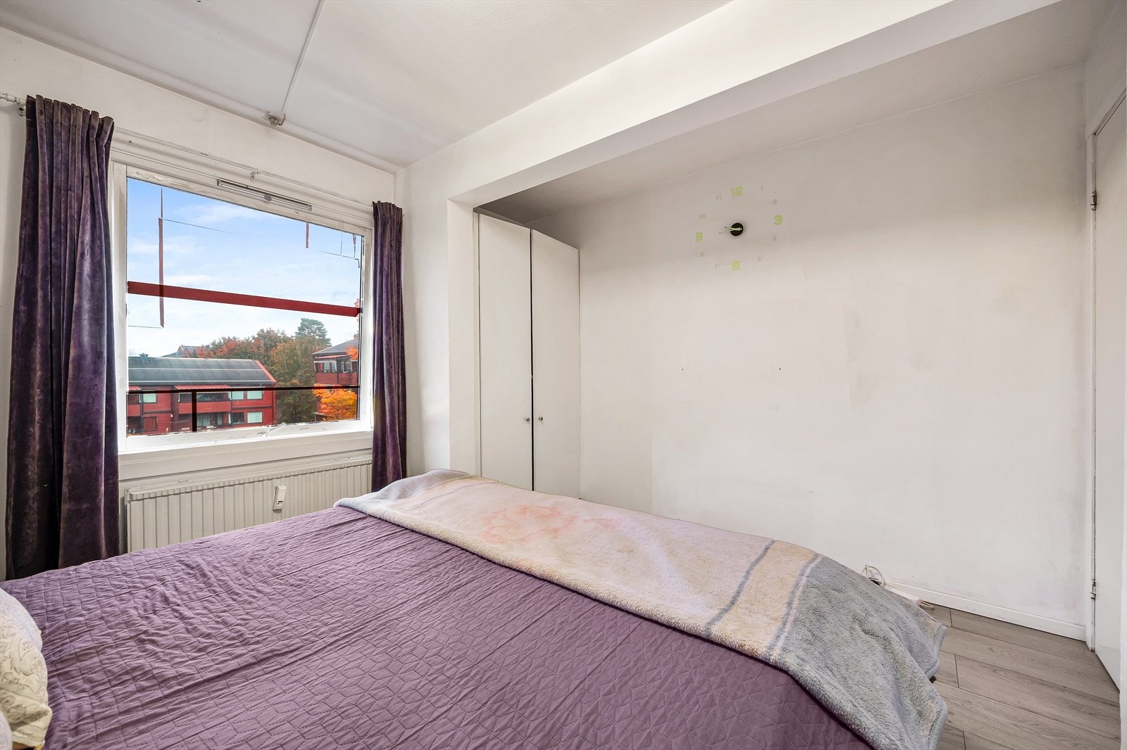 Her har du plass til stor dobbeltseng, nattbord og skap. Galleribilde