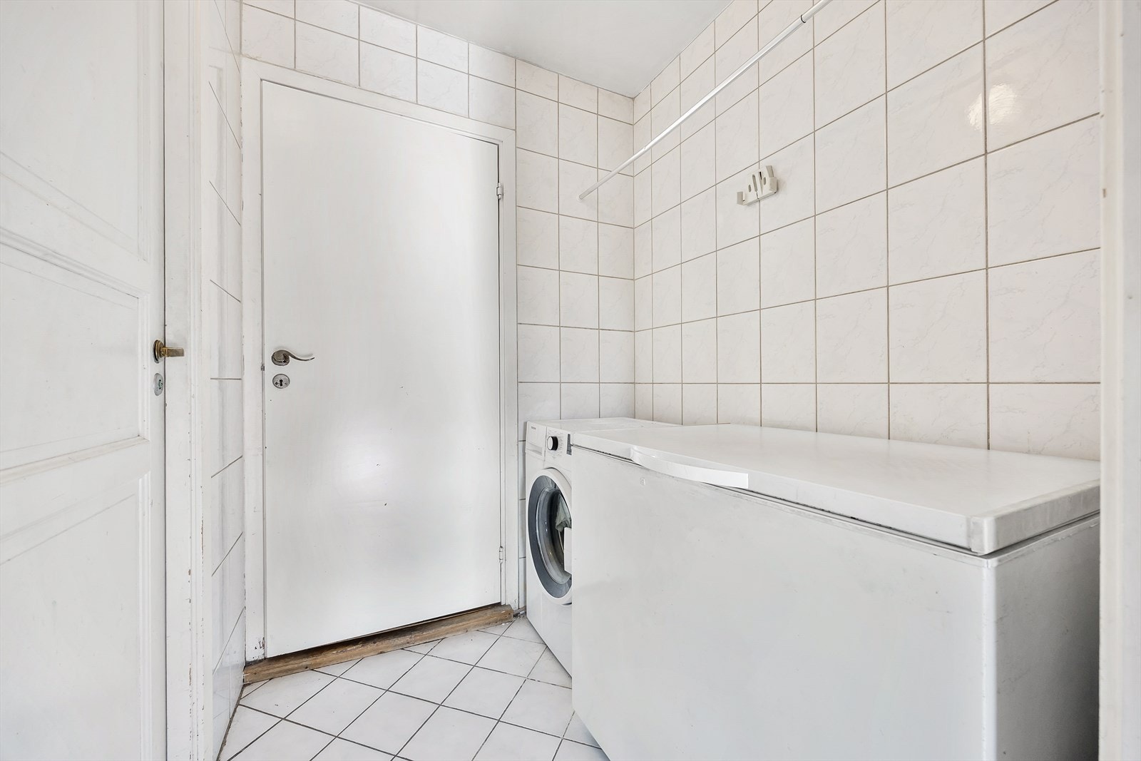 Vaskerom med opplegg for vaskemaskin. Inngang fra både gang og kjøkken. Galleribilde