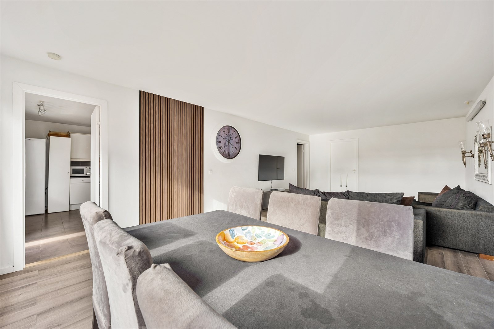 Spisestuen rommer i dag plass til seks personer - Perfekt for hyggelige middager! Galleribilde