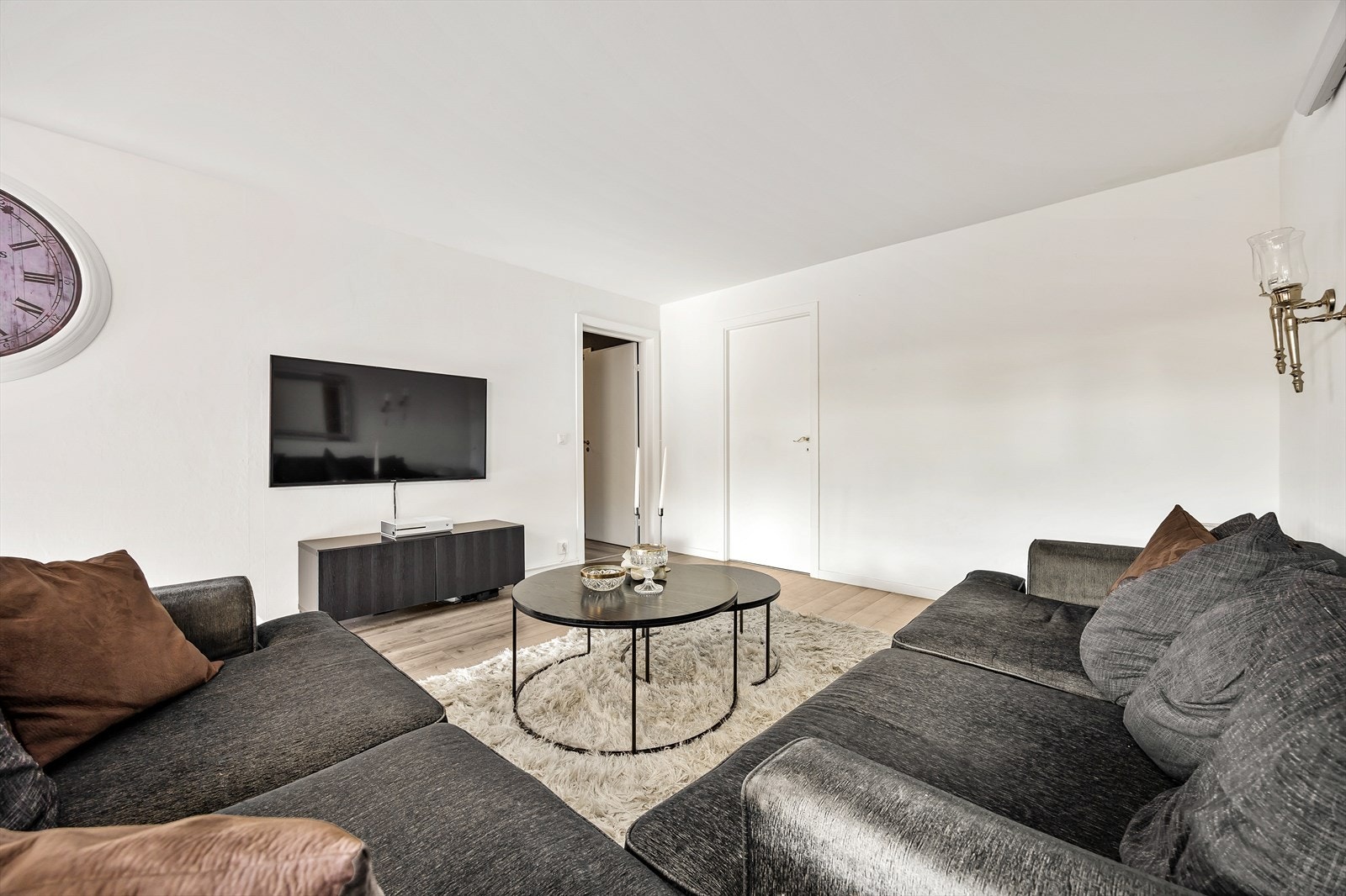 Stuen rommer god plass til stor sofa, stuebord og TV-møblement. Galleribilde