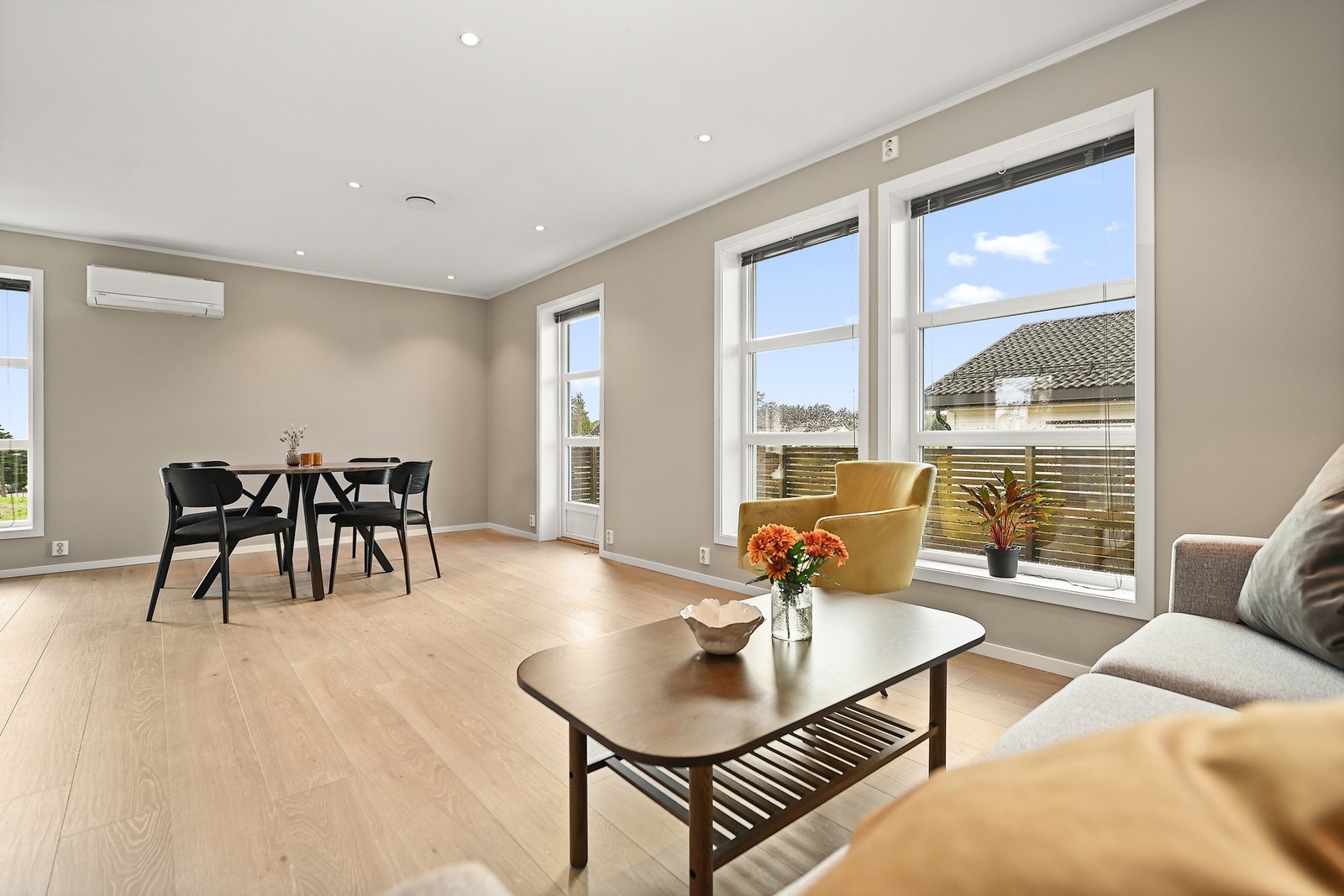 Det er varmekabler i hele 1. etasje, og i 2. etasje er det varmepumpe. Galleribilde