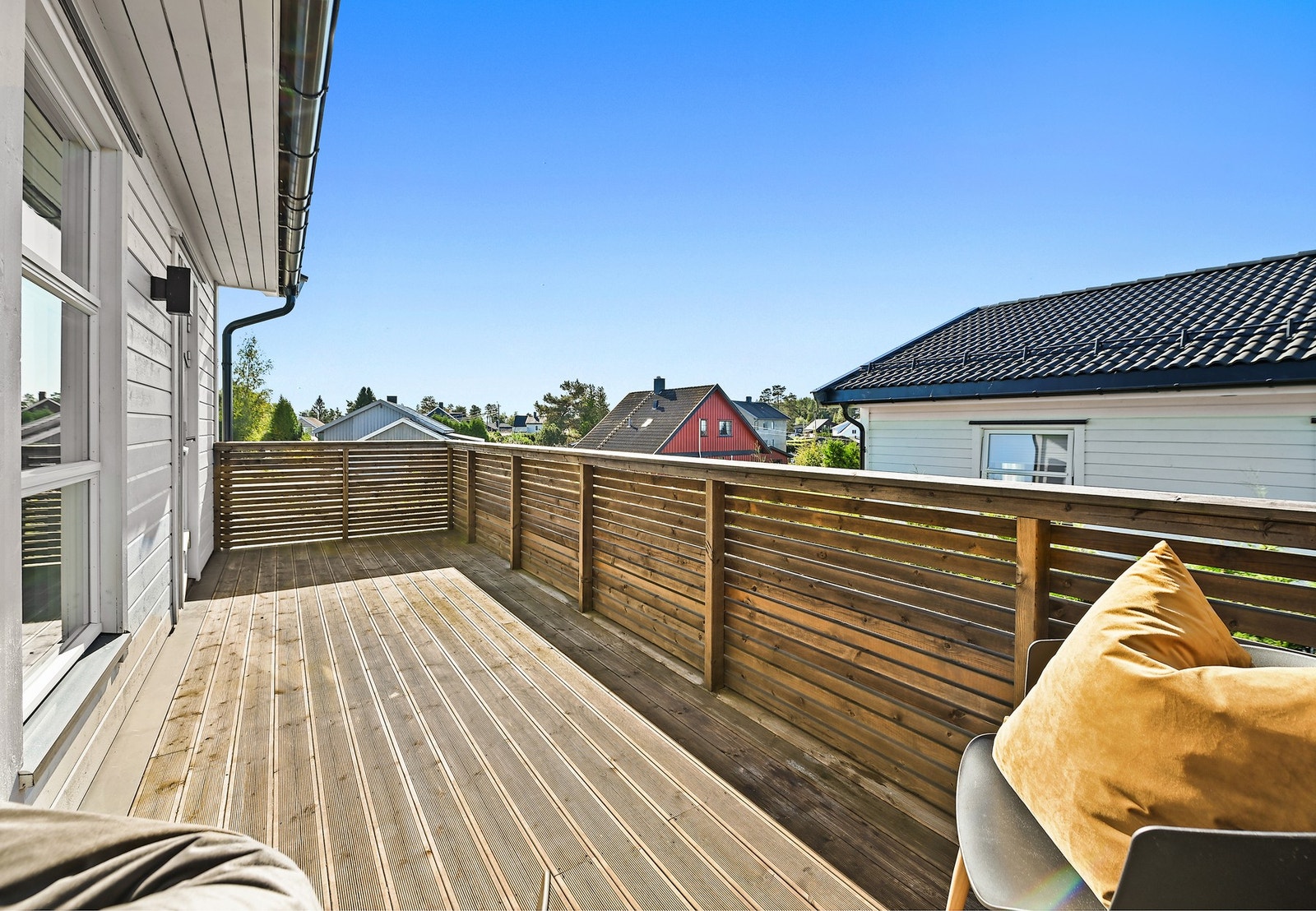 Usjenert veranda med kveldssol. Galleribilde