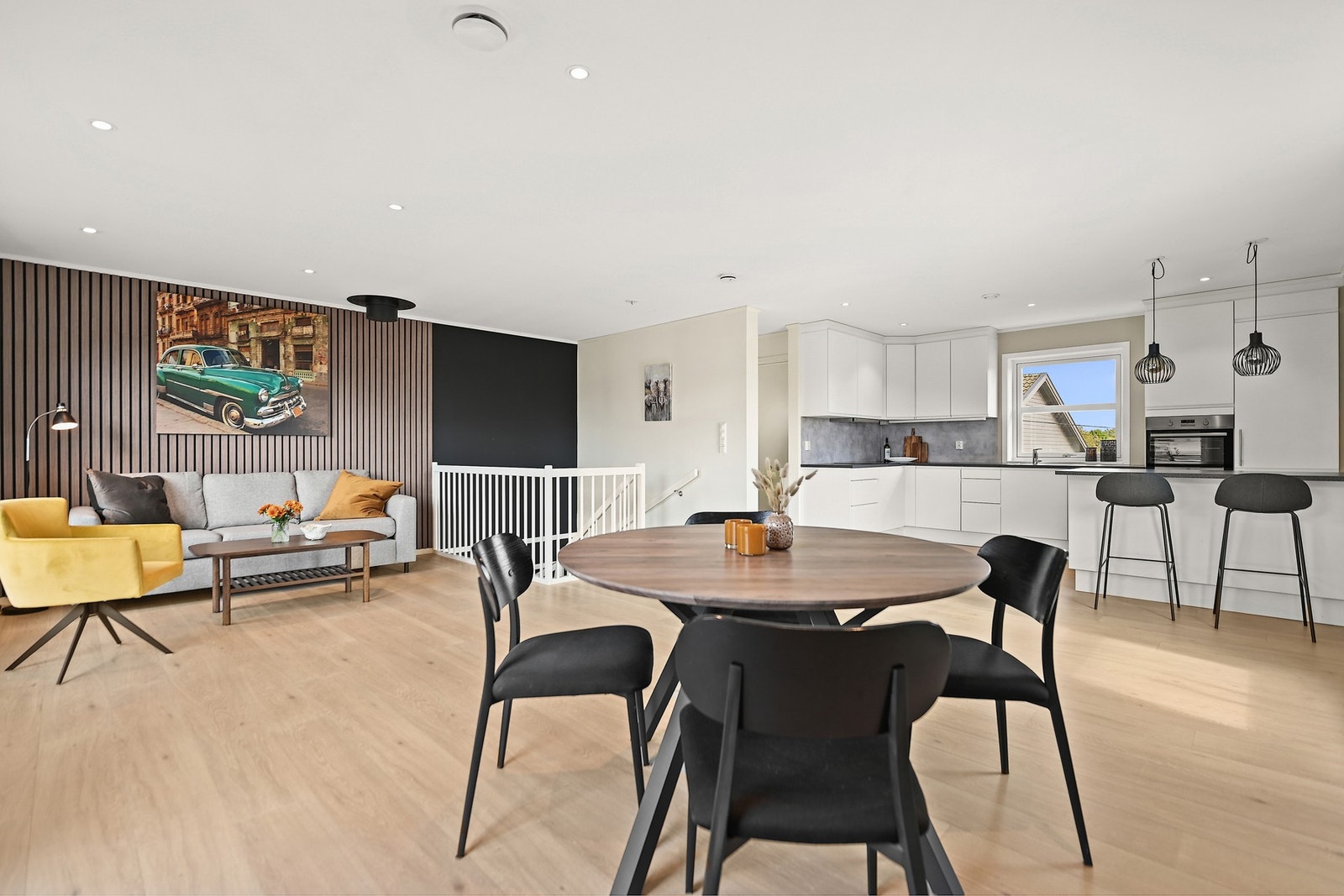 Dette er en pen og moderne bolig fra 2018, med bl. a. 3 soverom og et flott baderom. Galleribilde