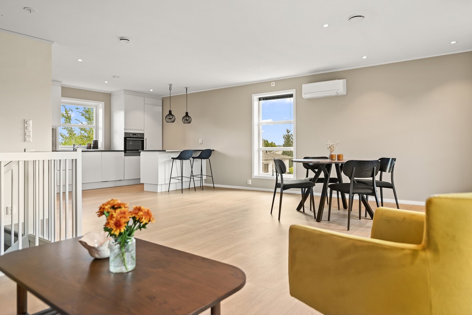 En åpen stue-/kjøkkenløsning utnytter arealene godt. Galleribilde