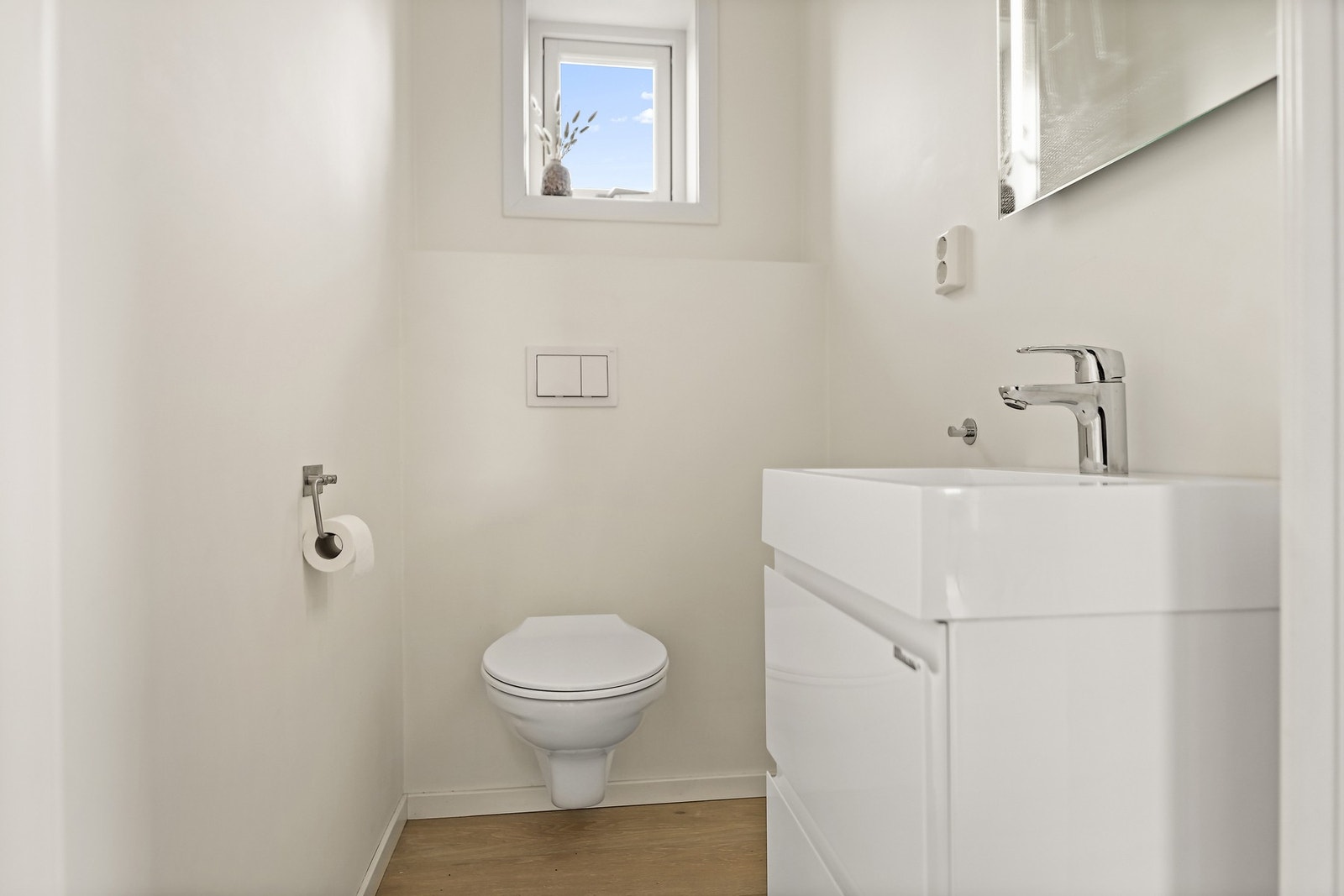 I 2. etasje er det et toalettrom med servant. Galleribilde