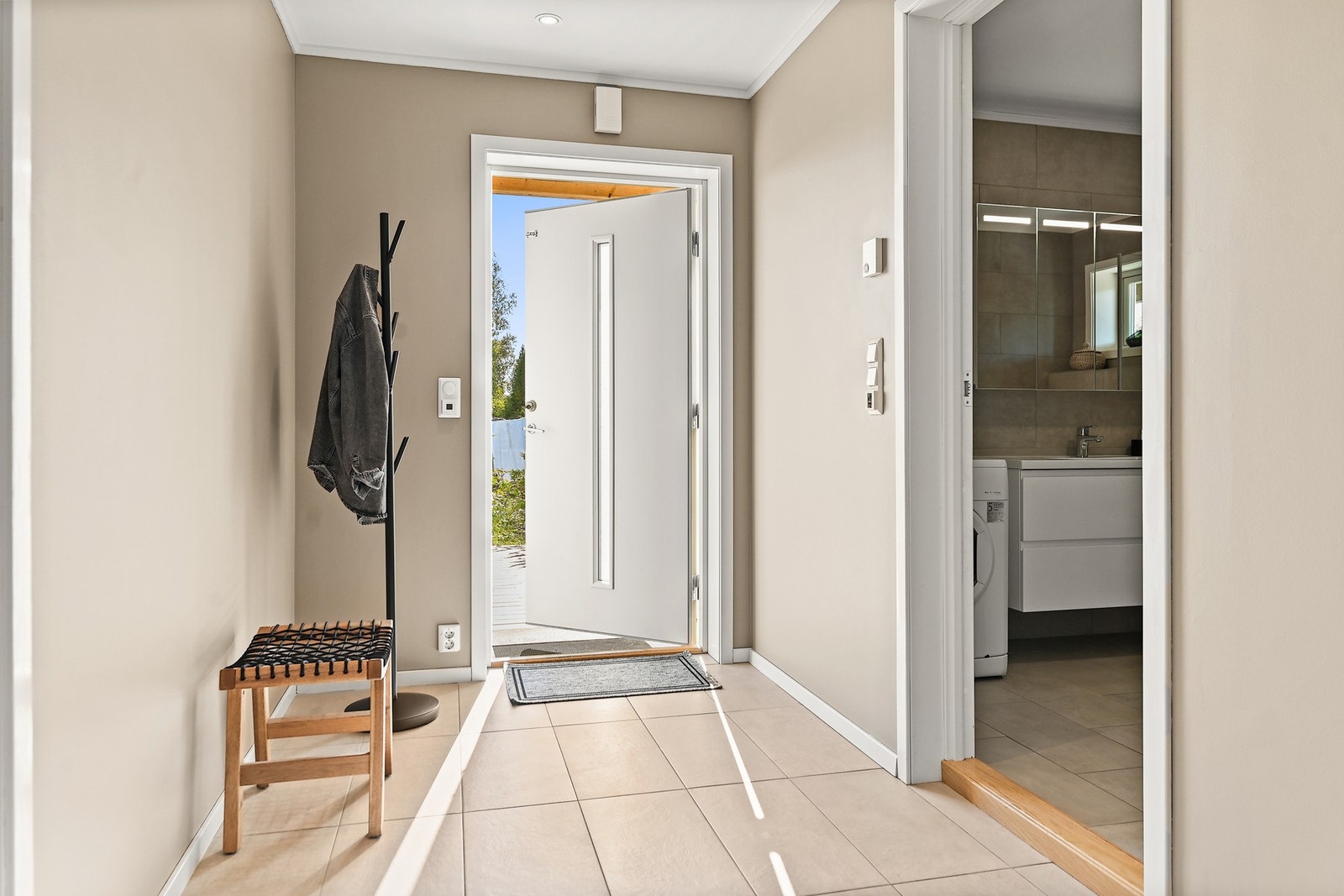 Entré med plass for yttertøy og sko. Galleribilde