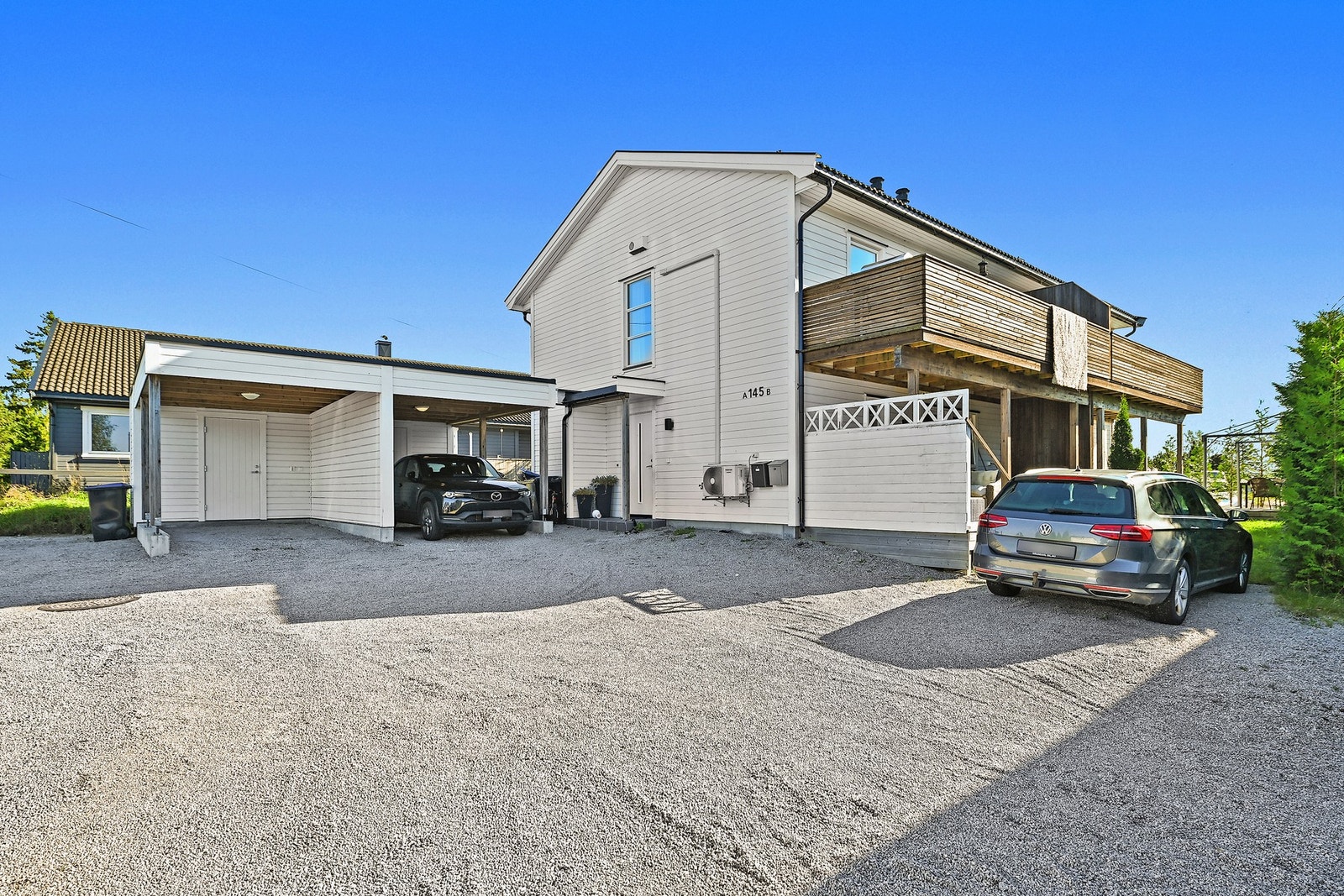Carport og bod til venstre. Galleribilde