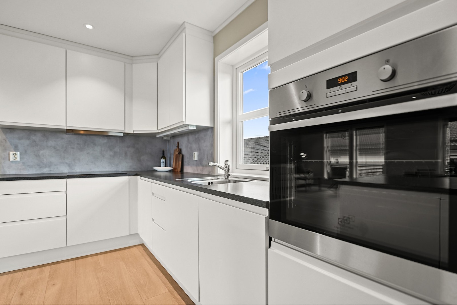 Integrerte hvitevarer bestående av koketopp, stekeovn, oppvaskmaskin og kjøleskap. Galleribilde