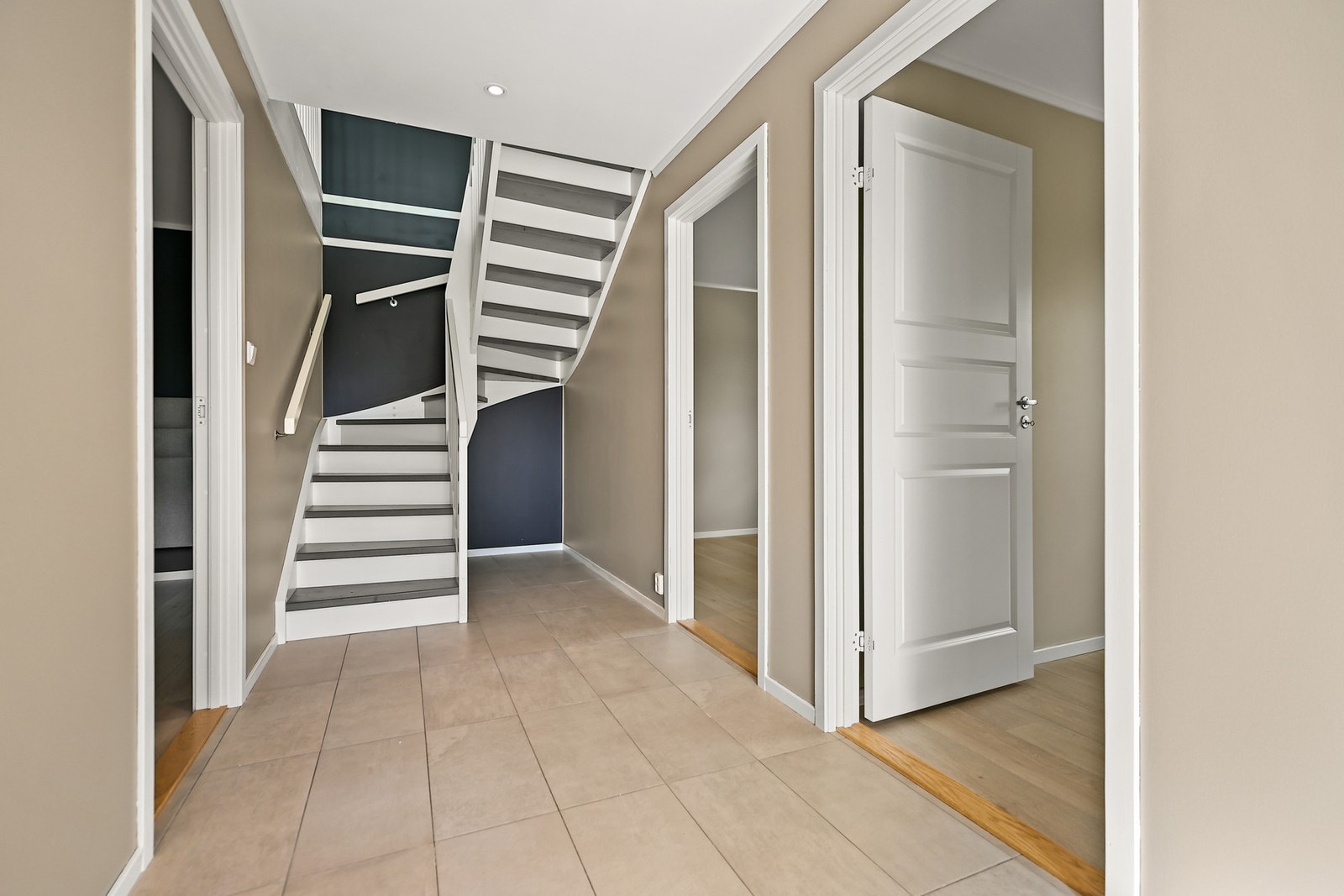 I 1. etasje er det 3 soverom og bad. Galleribilde