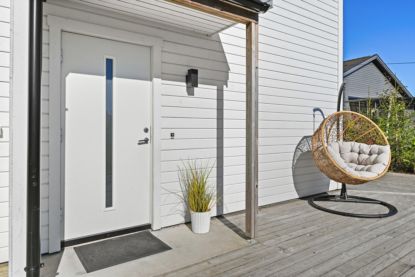 Boligen har store terrasser på 3 sider. Galleribilde