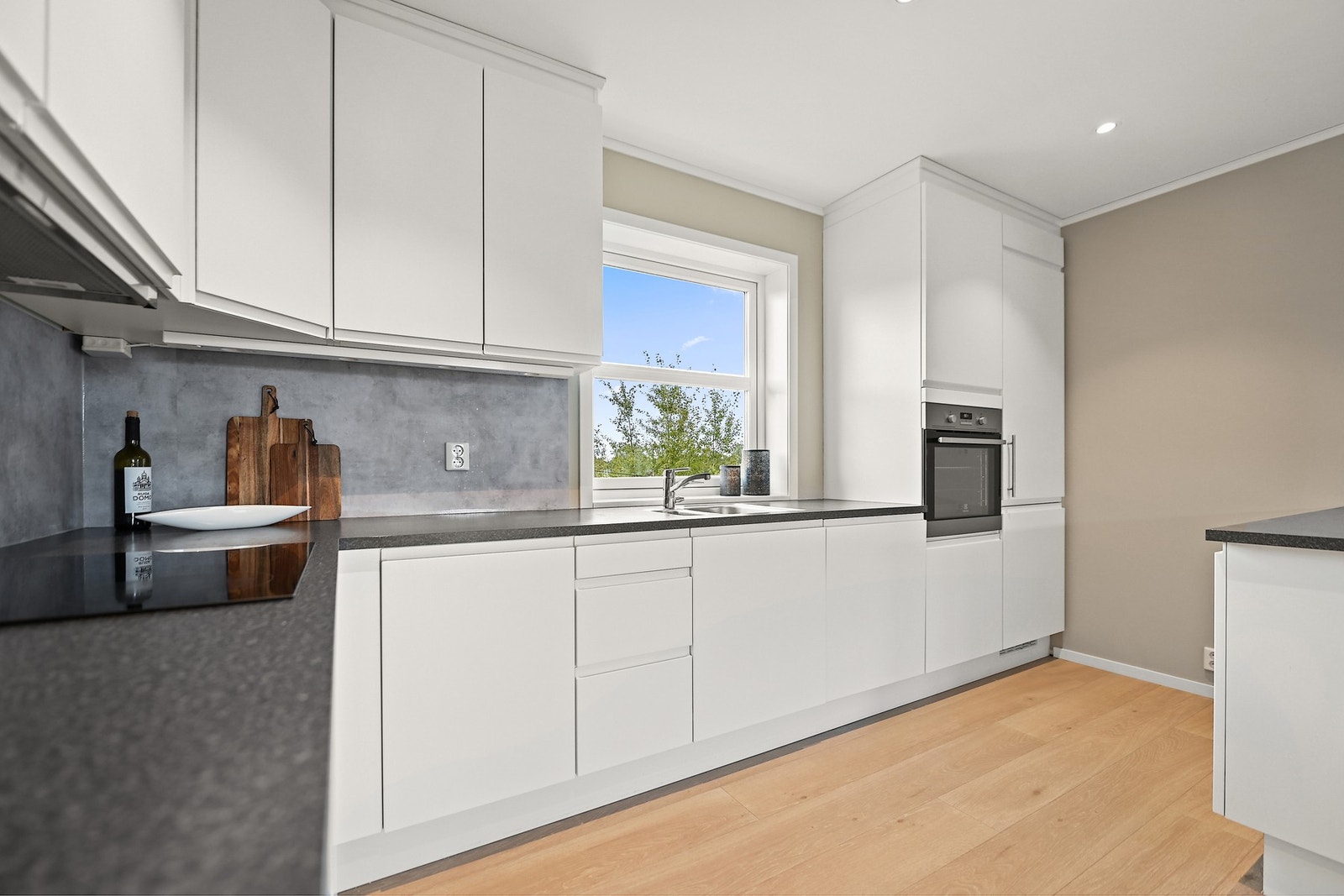 Kjøkkeninnredning fra Aubo med integrerte hvitevarer. Galleribilde