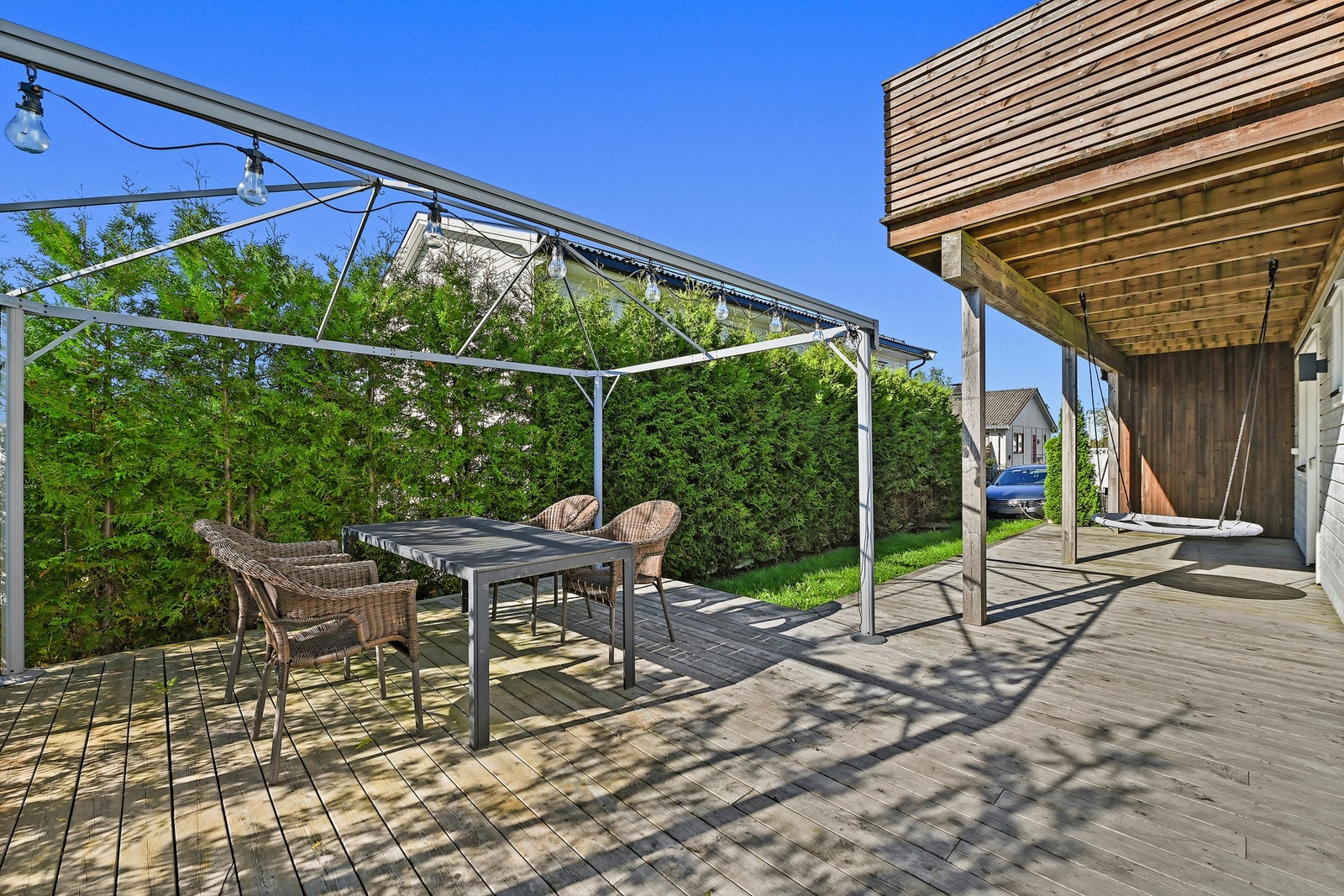 Dette er en vertikaldelt bolig med usjenert beliggenhet innerst på tomten. Galleribilde