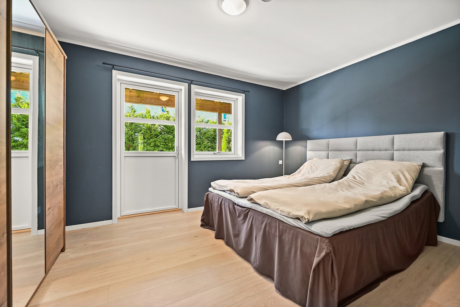 Hovedsoverommet er ekstra romslig, og har utgang til terrasse. Galleribilde