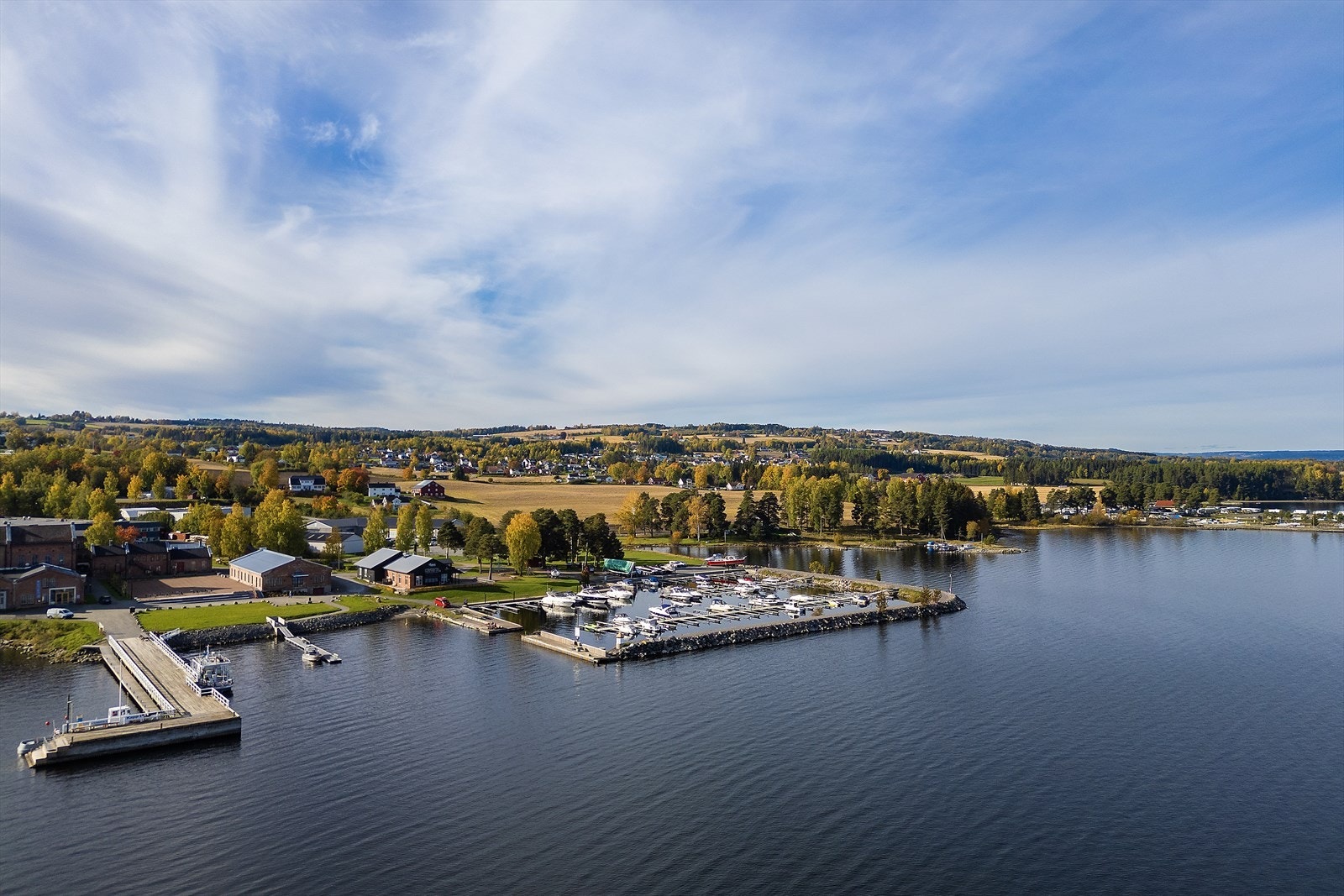 Kort veg til båthavn og bademuligheter ved Mjøsa. Galleribilde