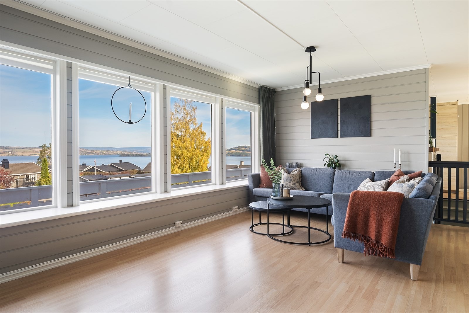 Store vindusflater gir godt med dagslys inn. Galleribilde