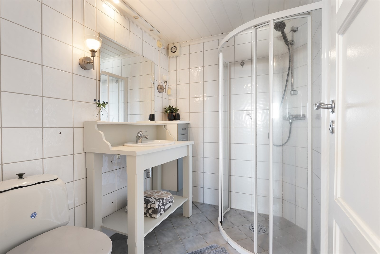 Bad med dusj i underetasjen. Galleribilde