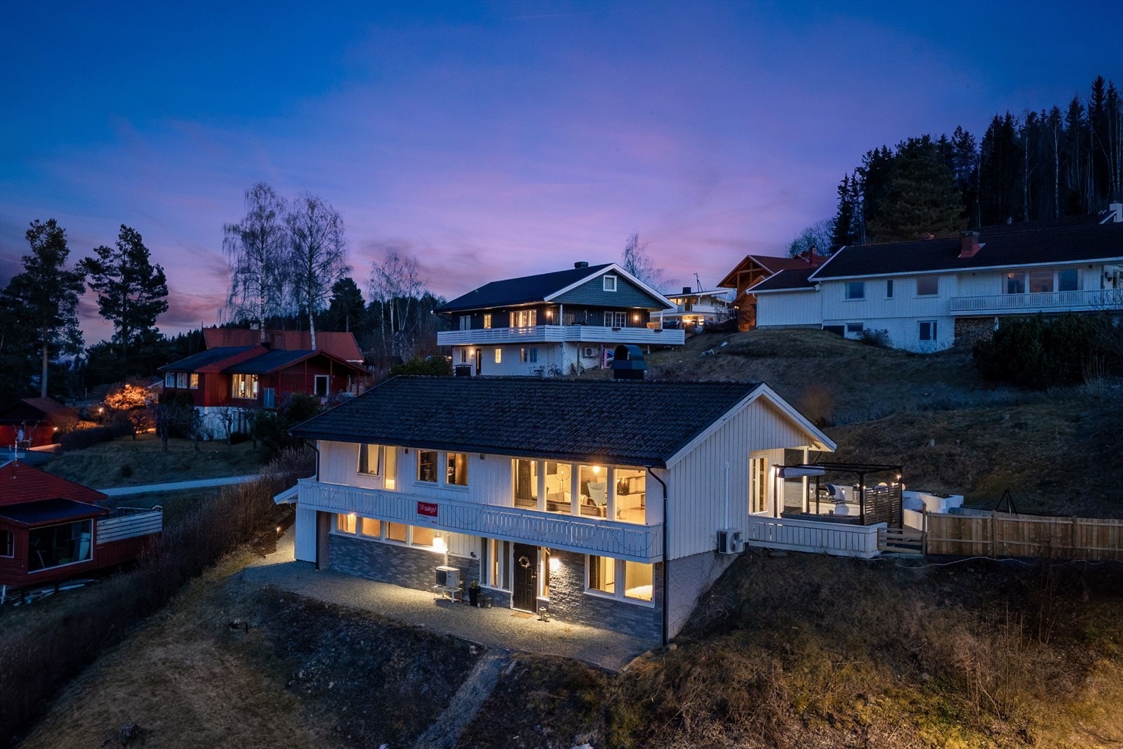 La mørket senke seg og familien finne ro. Galleribilde