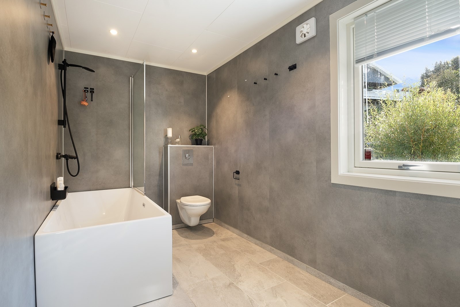 Bad med badekar og veggdusj. Galleribilde