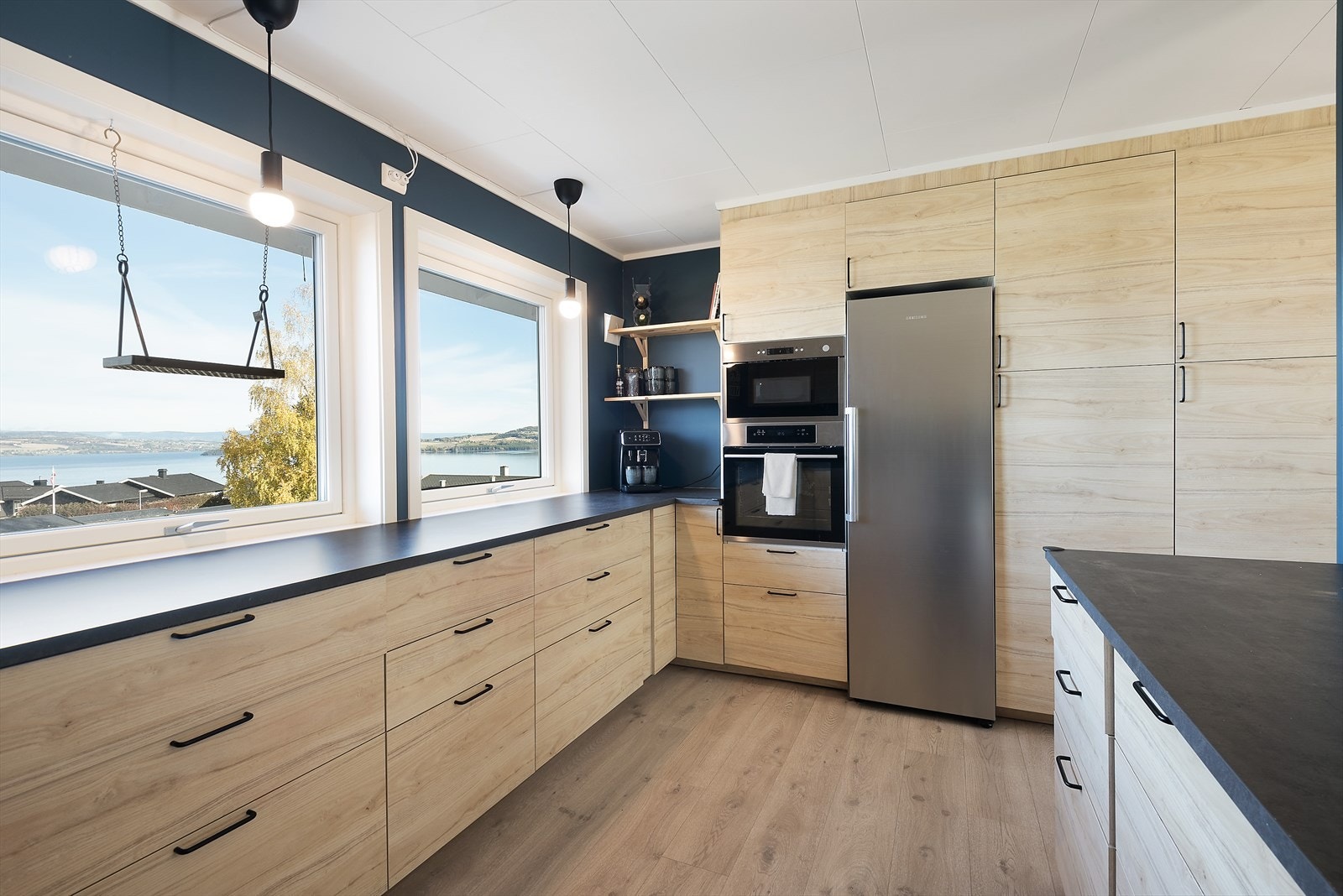 Godt med skap- og benkeplass. Galleribilde