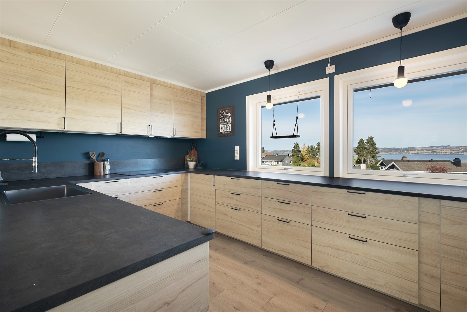 Stort kjøkken med god utsikt! Galleribilde