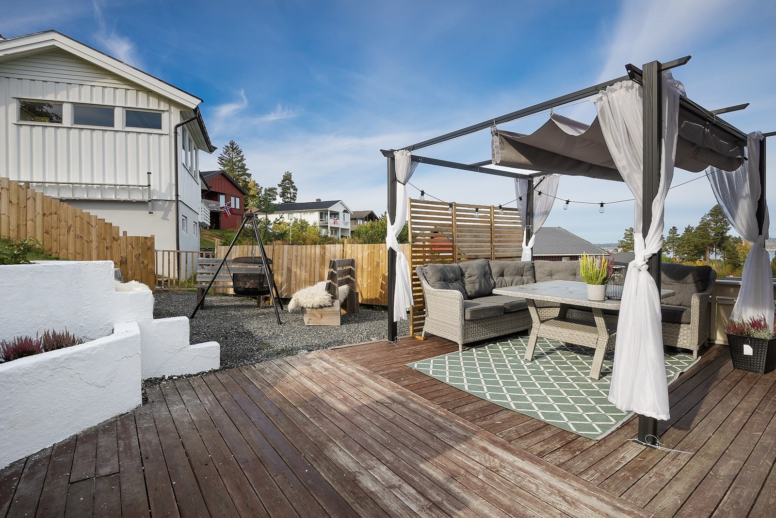 Hyggelig uteplass hvor man kan nyte solrike dager. Galleribilde