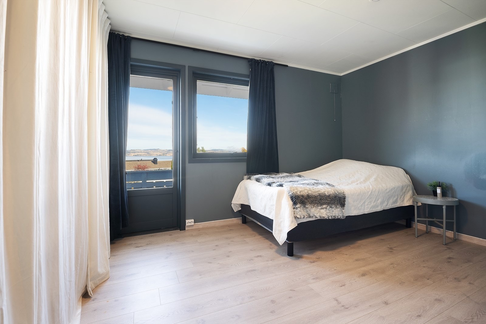 Soverom med utgang til balkong. Galleribilde