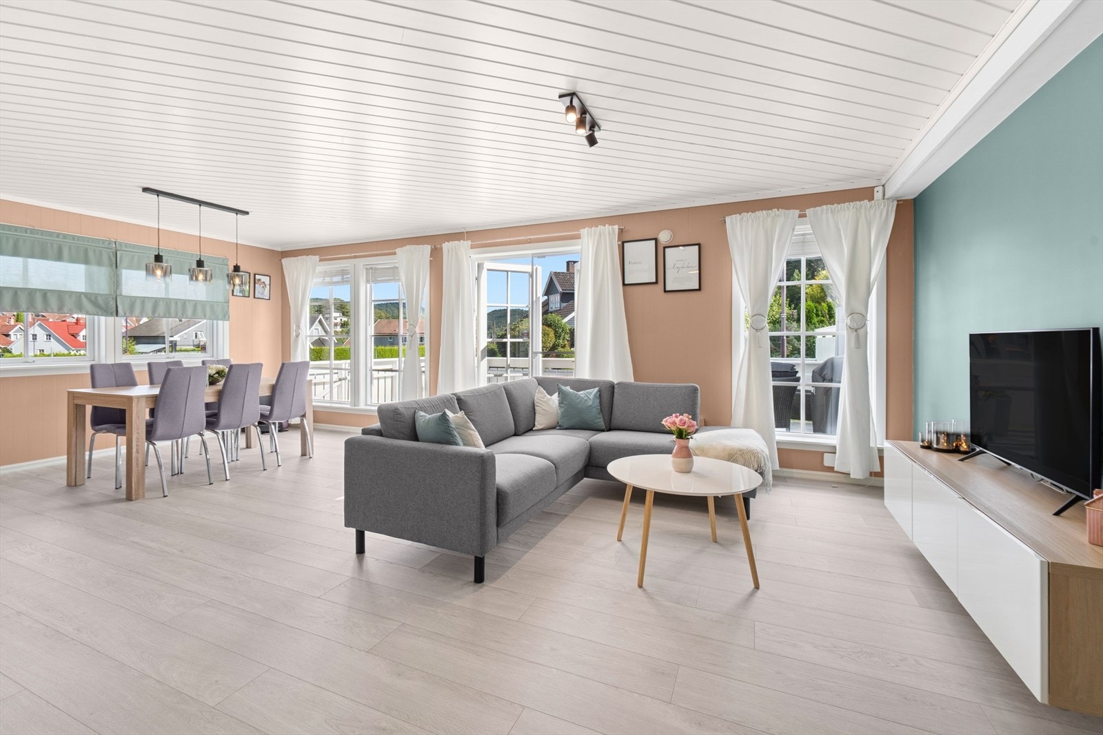 Leiligheten er innredet over ett plan, beliggende i 1. etasje med enkel adkomst. Den enkle adkomsten gjør leiligheten attraktiv for alle aldersgrupper. Galleribilde