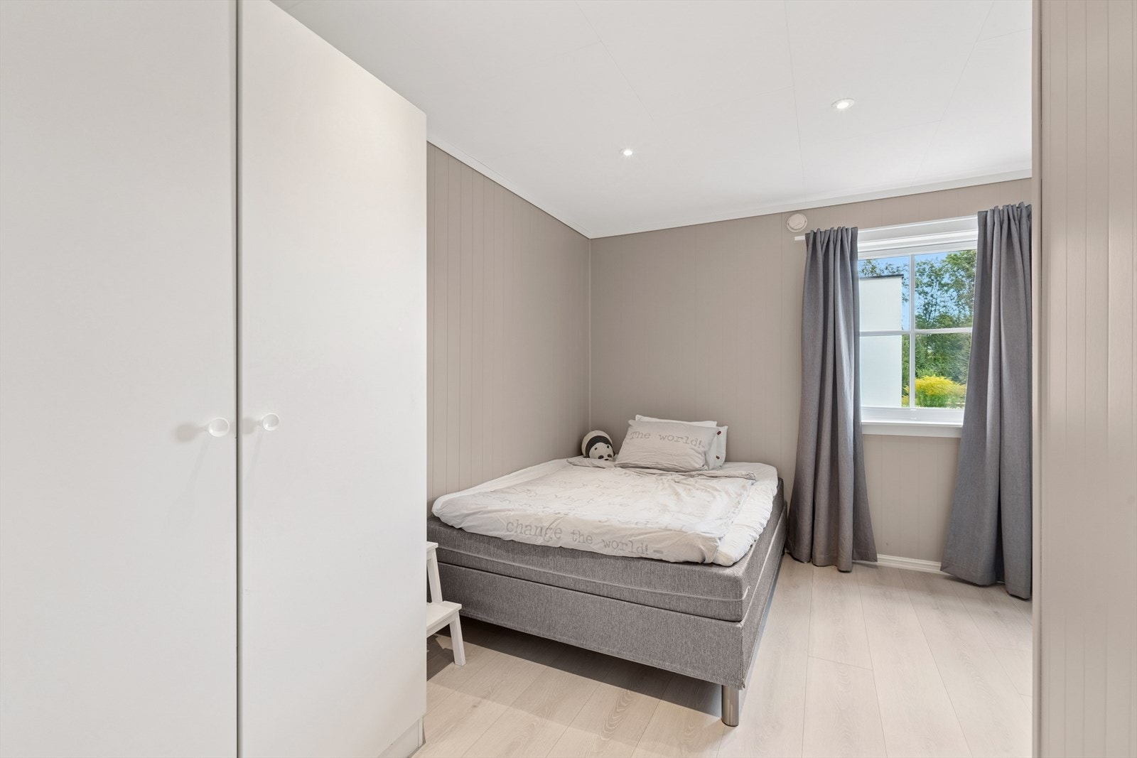 De to andre soverommene passer utmerket som et barnerom, gjesterom, kontor eller hva en måtte ønske. Spotter i tak. Galleribilde