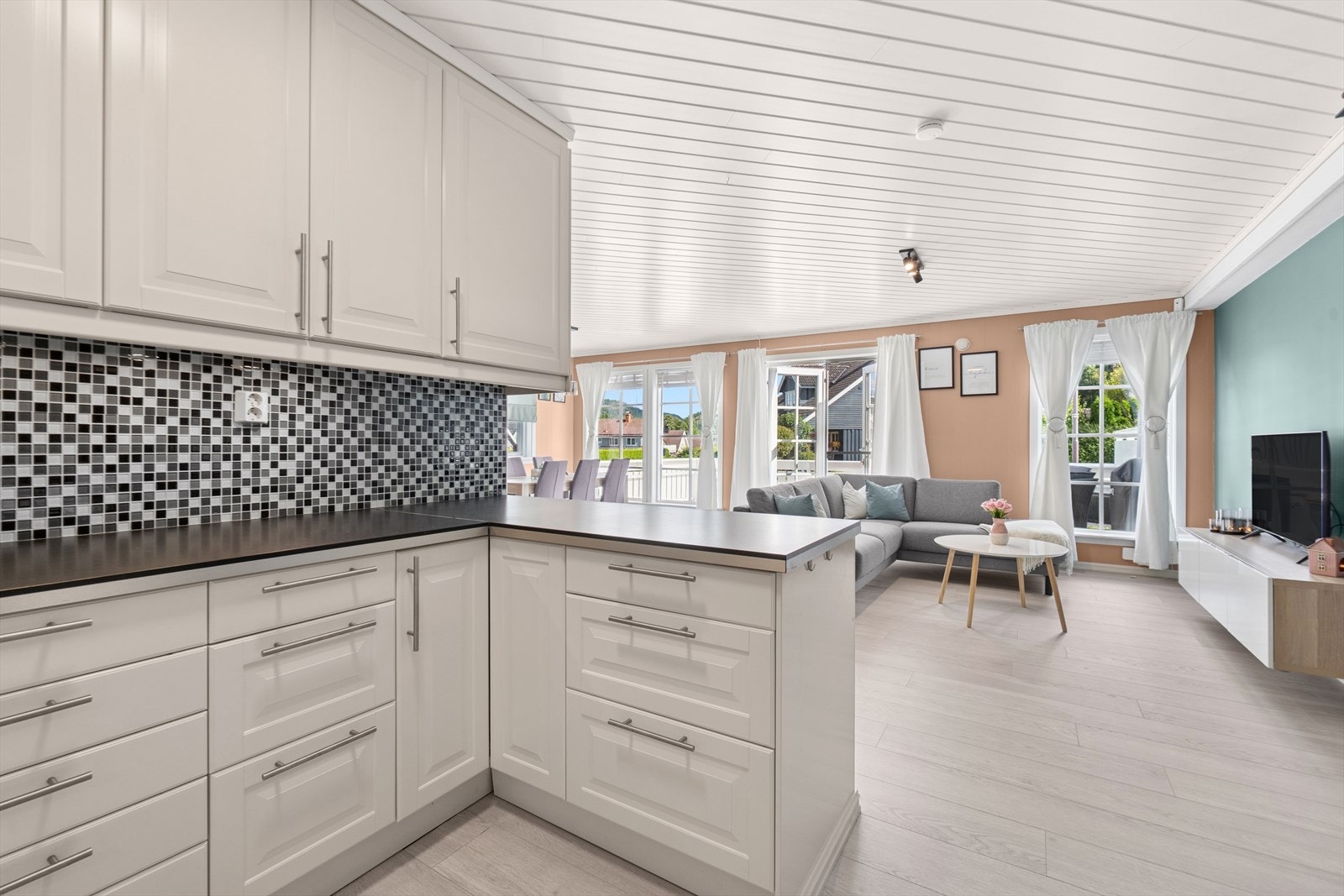 God skap- og benkeplass og innredning slik at matlagingen forenes med sosialt samvær. Galleribilde