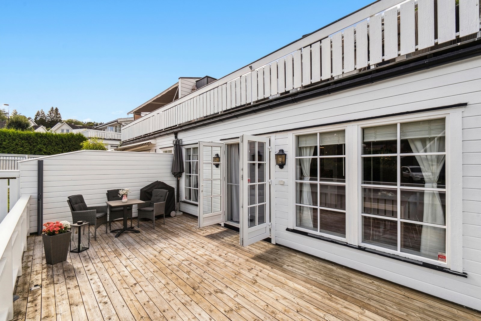 Fra stuen er det utgang til herlig terrasse - Her meldes det om gode solforhold. Meget usjenert. God plass til hagemøbler. Galleribilde