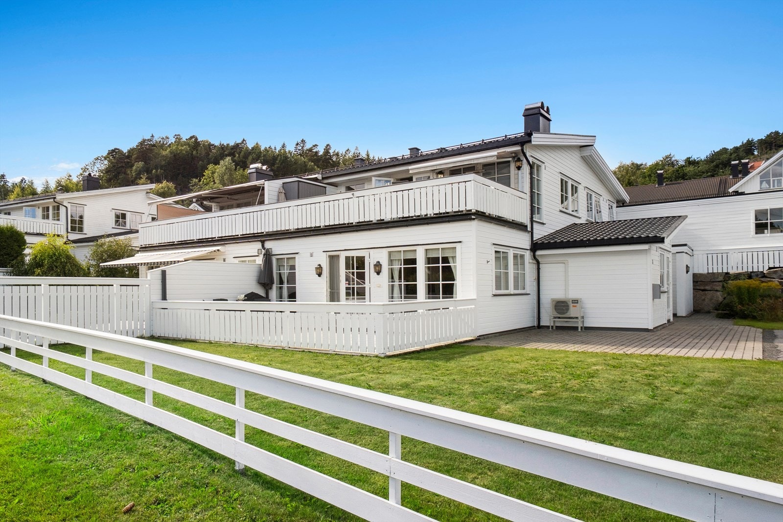 Felles eiet tomt av sameiet. Pent opparbeidet med gressplen, prydbusker og belegningsstein. Galleribilde