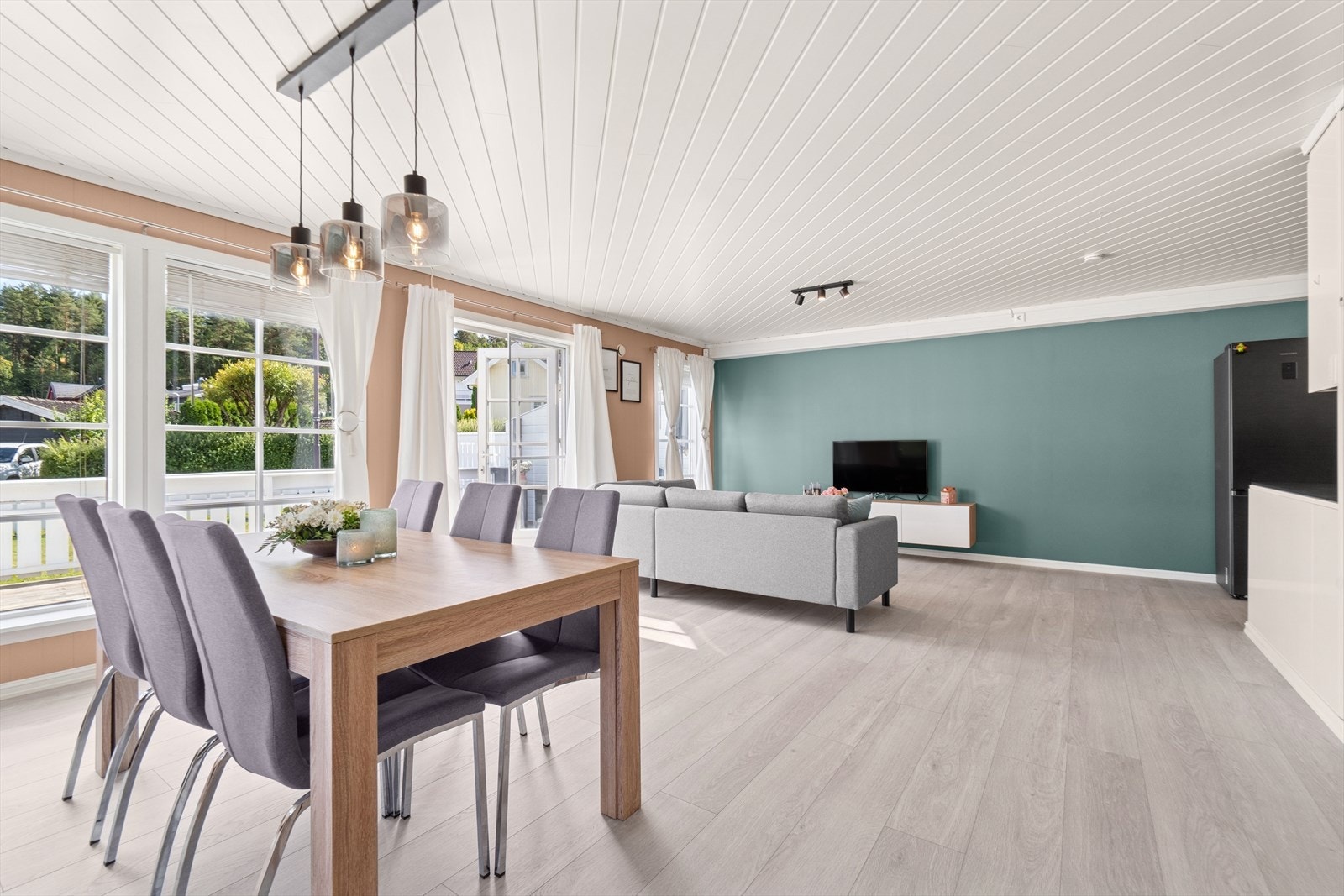 Store vindusflater som lar dagslyset flyte fritt. Galleribilde