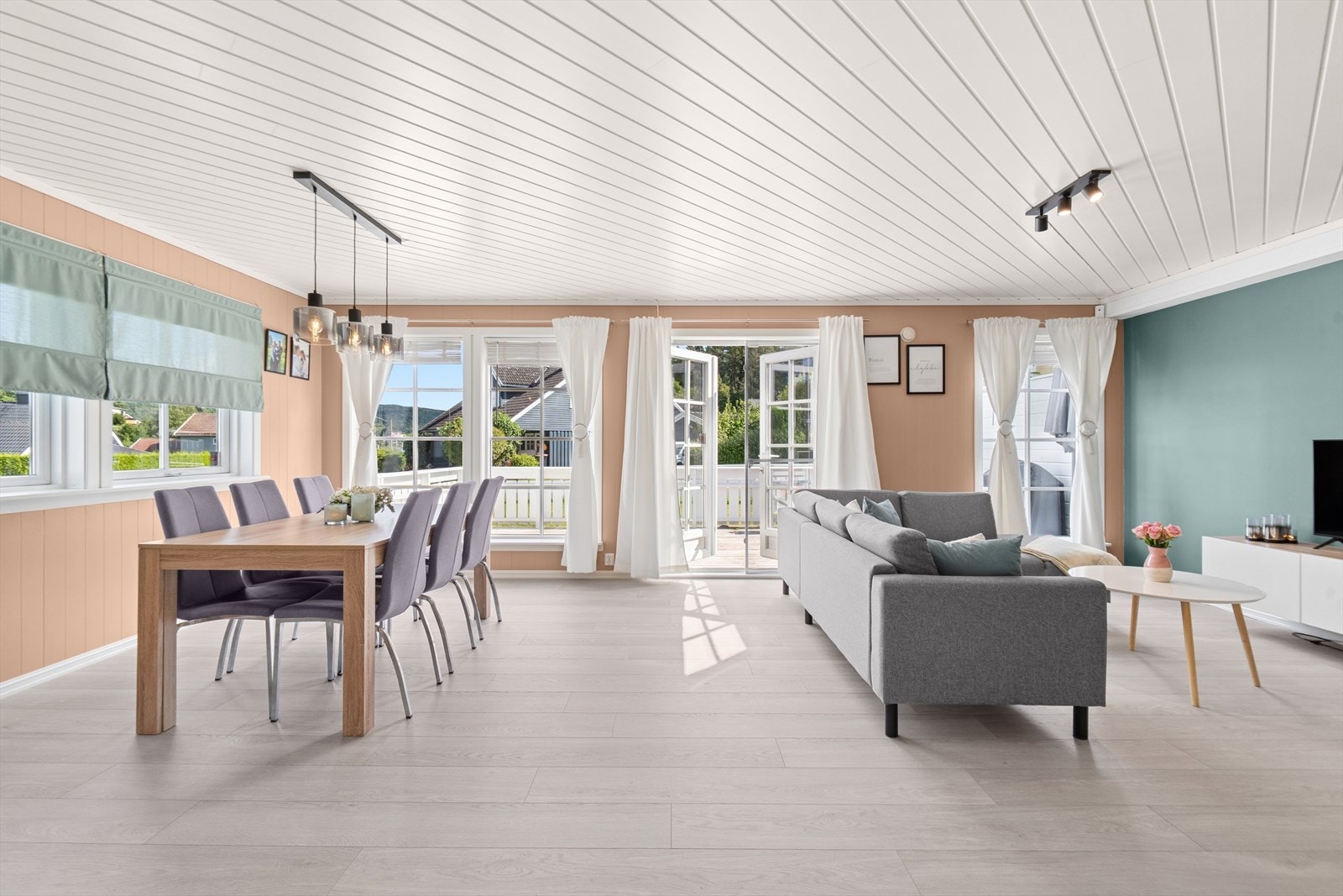 Lys og romslig stue med gode innredningsmuligheter til sofagruppe og tv-møblement. Galleribilde