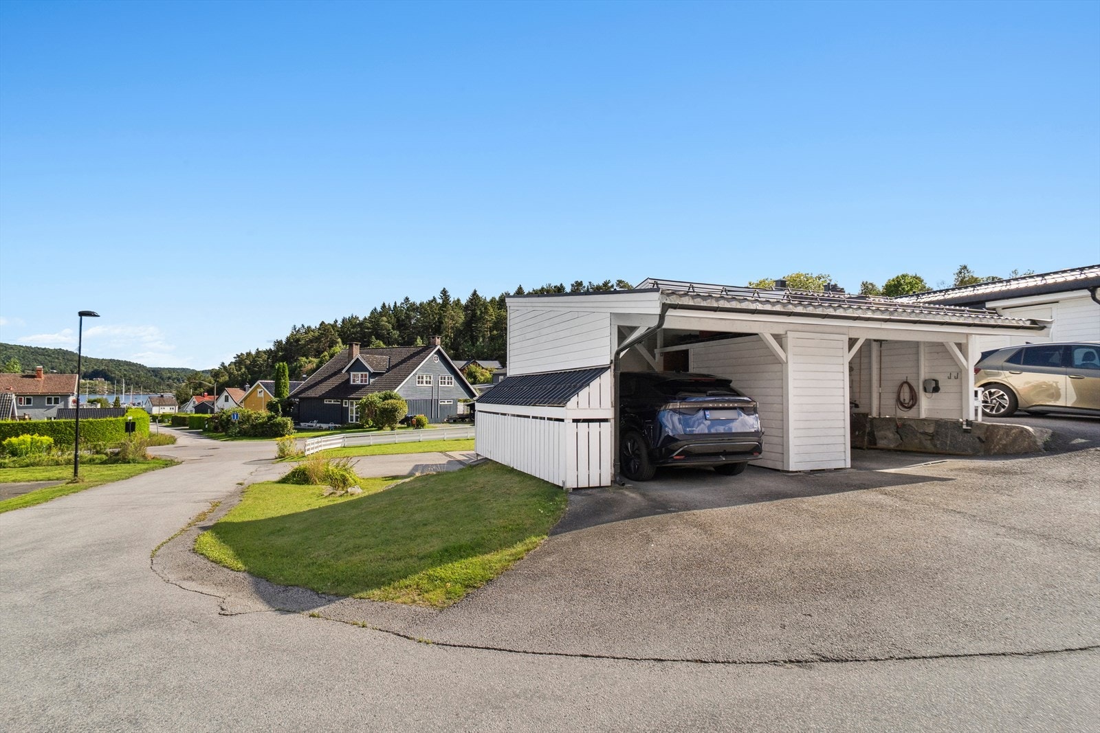 Parkering i carport med mulighet for elbil-lader. Galleribilde