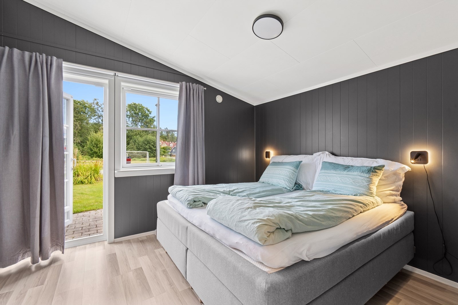 Hovedsoverom med plass til dobbeltseng og nattbord. Utgang til hage. Galleribilde