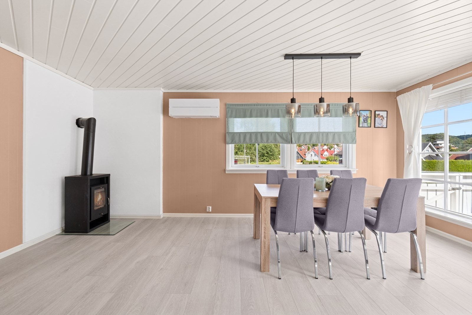 Koselig spiseplass - Her inviteres det til en rolig kopp med morgenkaffe - Eller en rask matbit til folk på farten. Lun og effektiv vedovn i tillegg til herlig varmepumpe som varmer godt hele året. Galleribilde