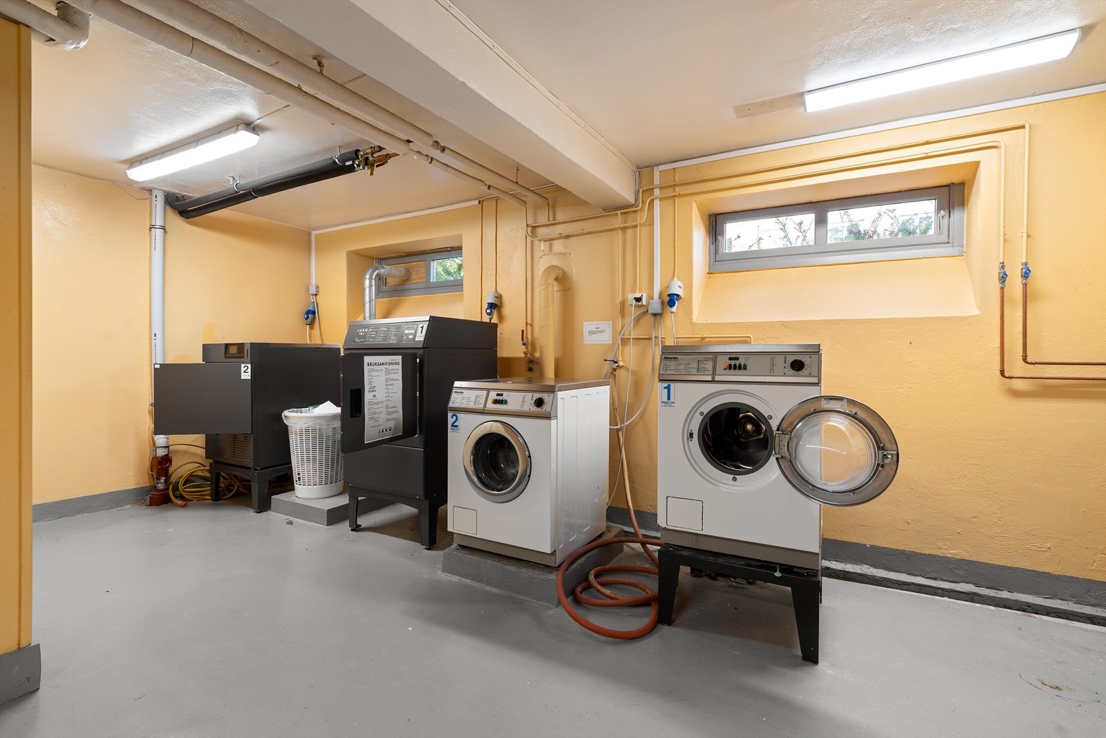 Godt utstyrt fellesvaskeri i kjeller. Galleribilde