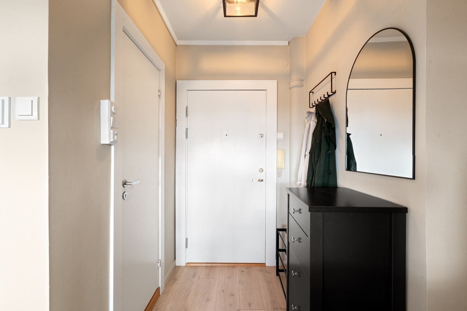 Entré med plass til klesoppheng og kommode. Leiligheten disponerer en kjellerbod på ca. 3 kvm. Galleribilde