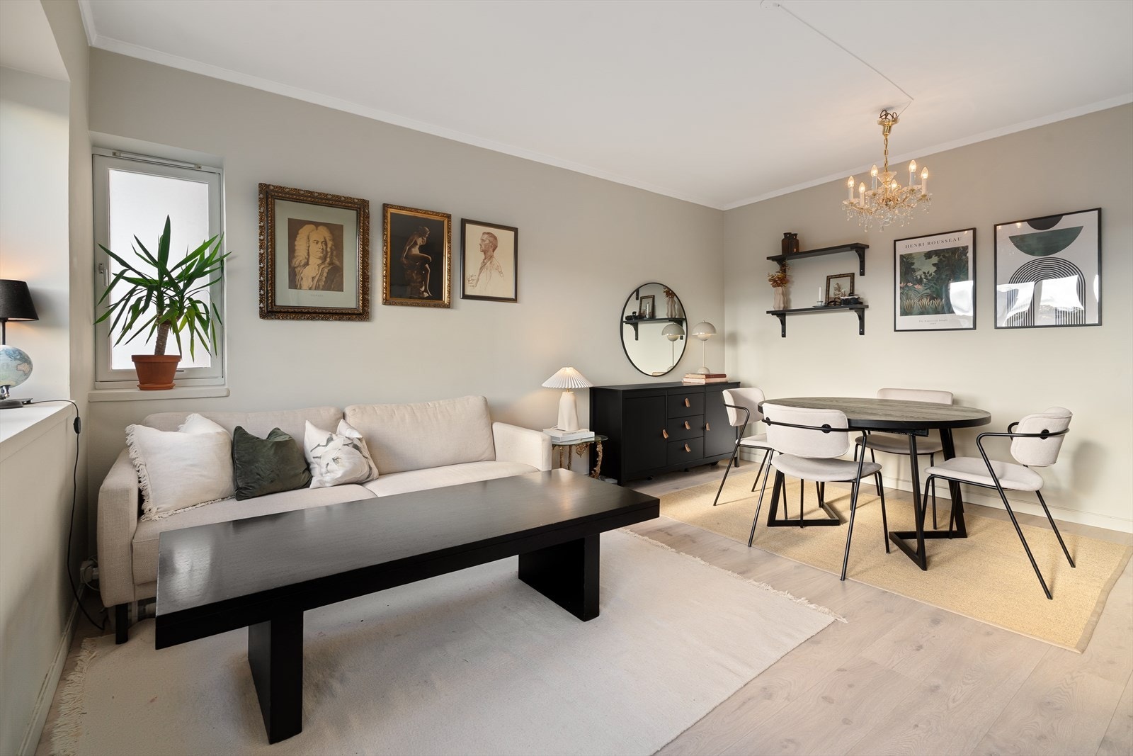 Oppvarming med radiatorer tilknyttet felles varmeanlegg. Varmtvann og fyring er inkl i felleskostnader. Galleribilde