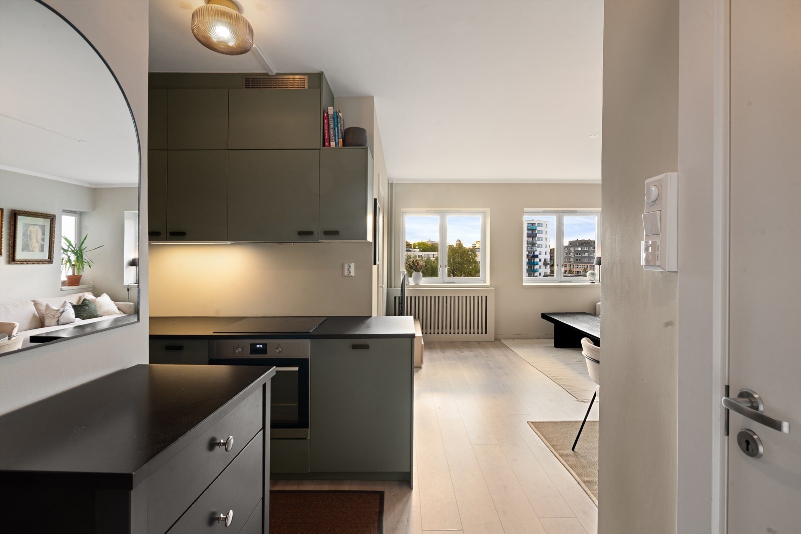 Legg merke til de store vindusflatene med dype karmer som slipper inn rikelig med lys. Galleribilde