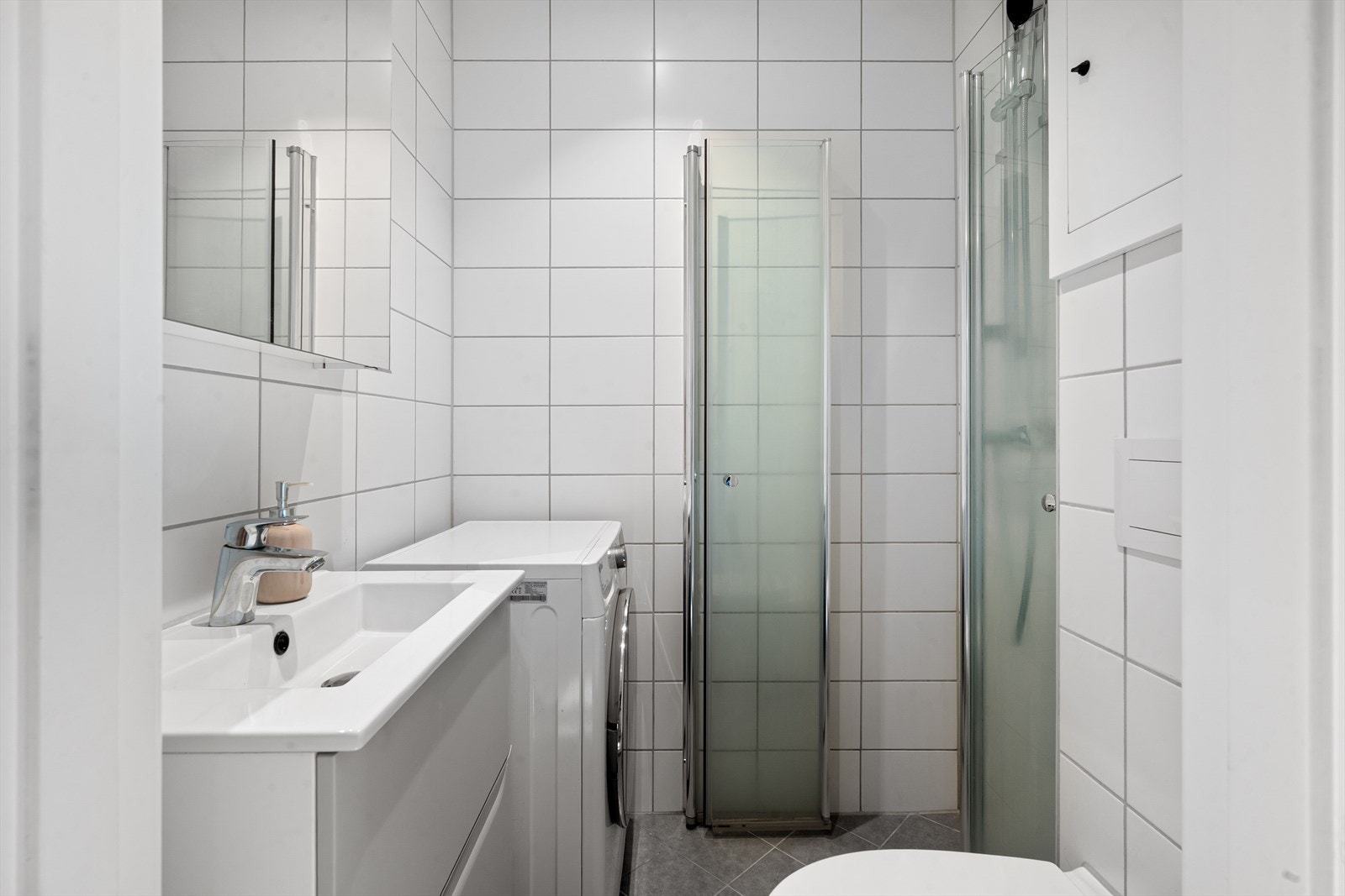 Pent bad med varmekabler i gulv og downlights i himling. Bad + soilrør ble rehabilitert i regi av borettslaget desember 2019. Galleribilde