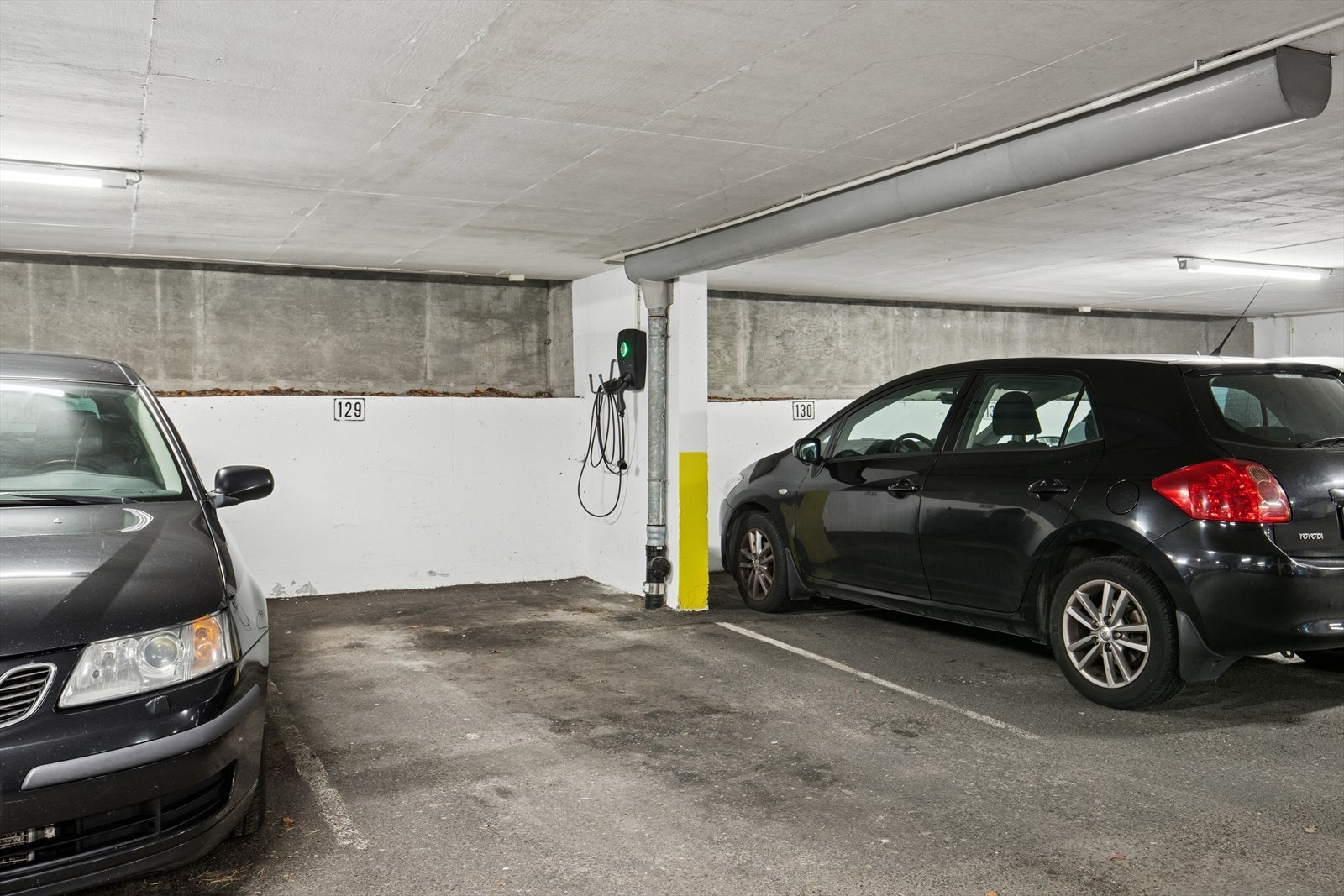 Leiligheten disponerer en fast parkeringsplass med elbillader i felles garasjeanlegg. Galleribilde