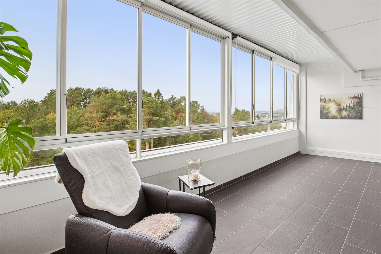 Med utgang fra stuen har man en vestvendt, innglasset balkong på hele 19 kvm hvor man kan nye nydelig utsikt! Galleribilde