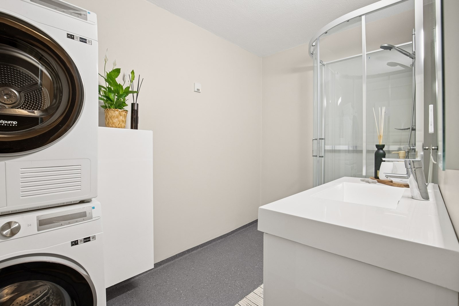 Badet er ellers utstyrt med dusjkabinett, vegghengt skap og servant med skuffer under. I tillegg har man opplegg for vaskemaskin og plass til tørketrommel (se punkt "ferdigattest"). Galleribilde