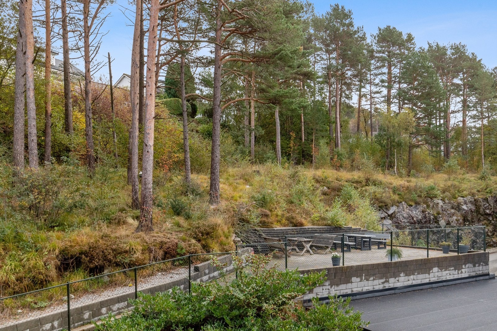 Uteområdet til borettslaget er pent opparbeidet med interne veier, beplanting og et trivelig fellesområde opparbeidet med heller og sittegrupper hvor beboerne kan møtes. Galleribilde