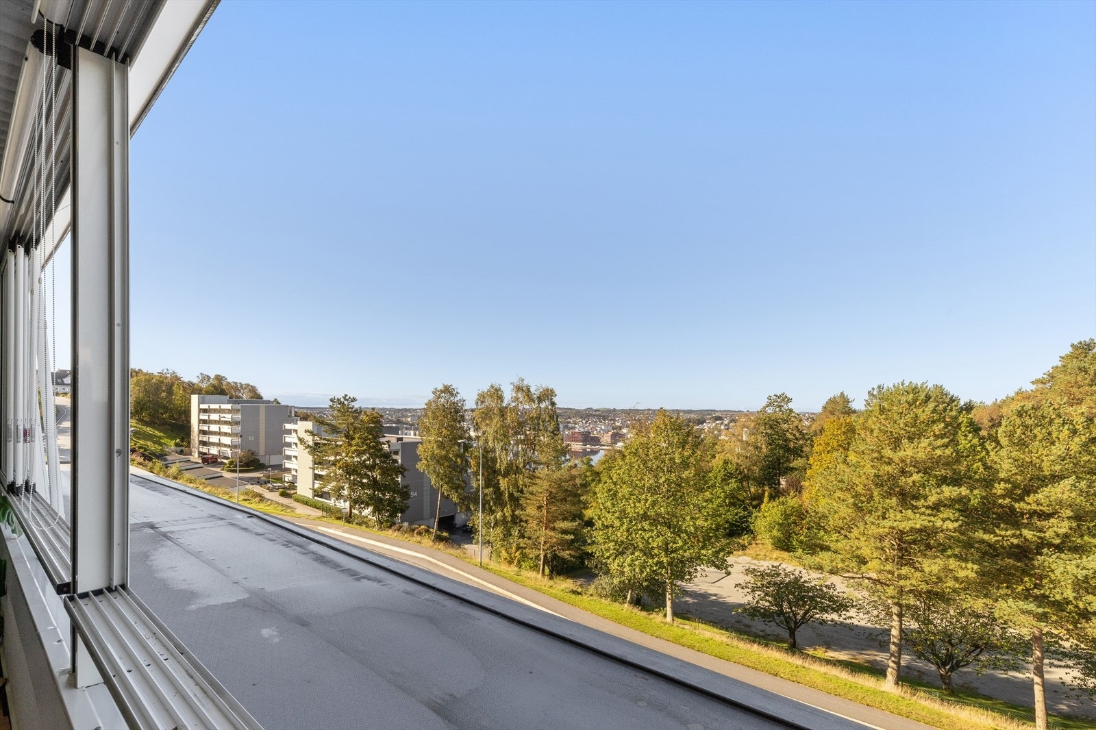 Fra balkongen har man flott utsikt mot Sandnes sentrum og Gandsfjorden. Galleribilde