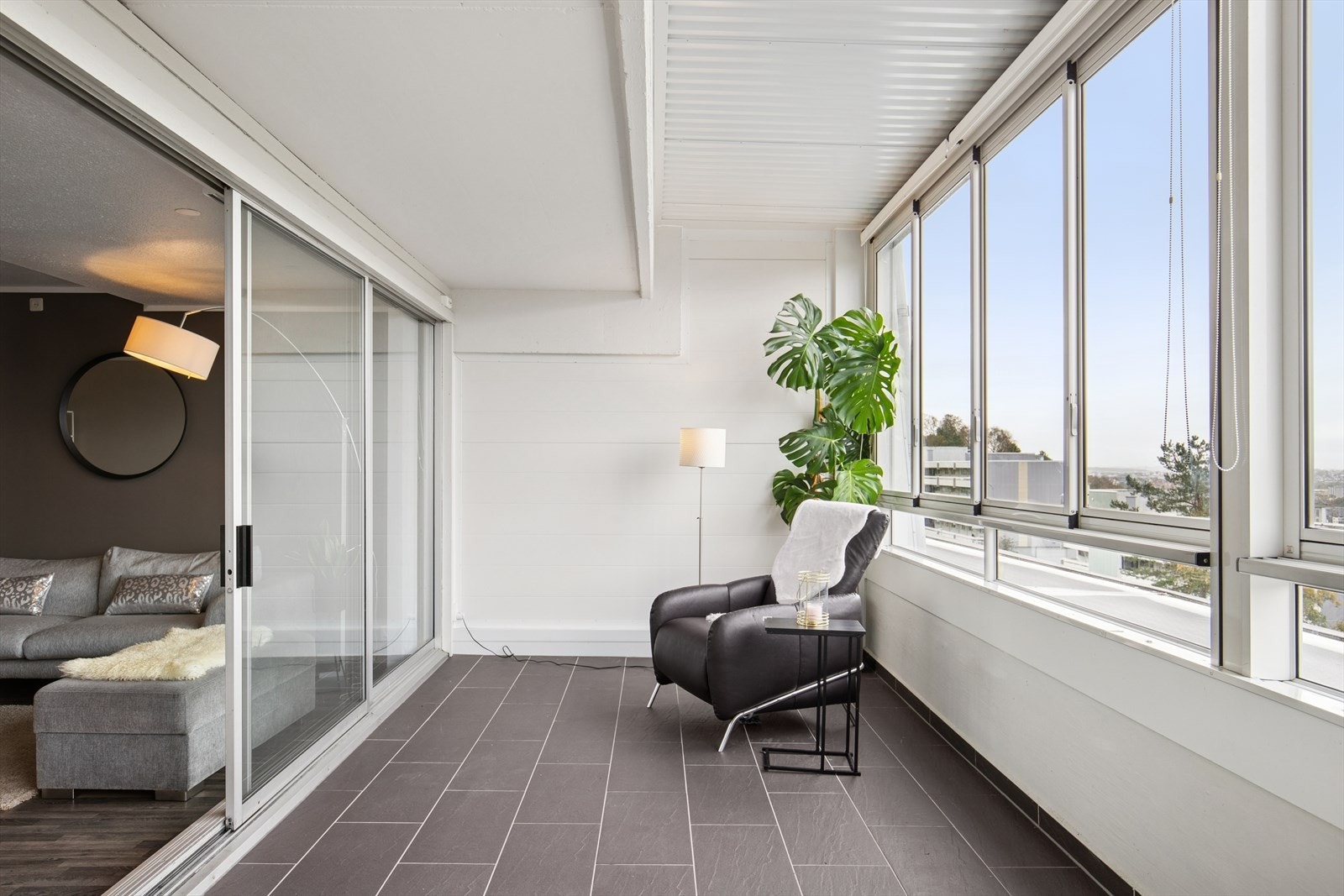 Balkongen fungerer som en forlengelse av stuen. Et kjekt ekstra rom hvor man har god plass til å møblere med sittegruppe. Galleribilde