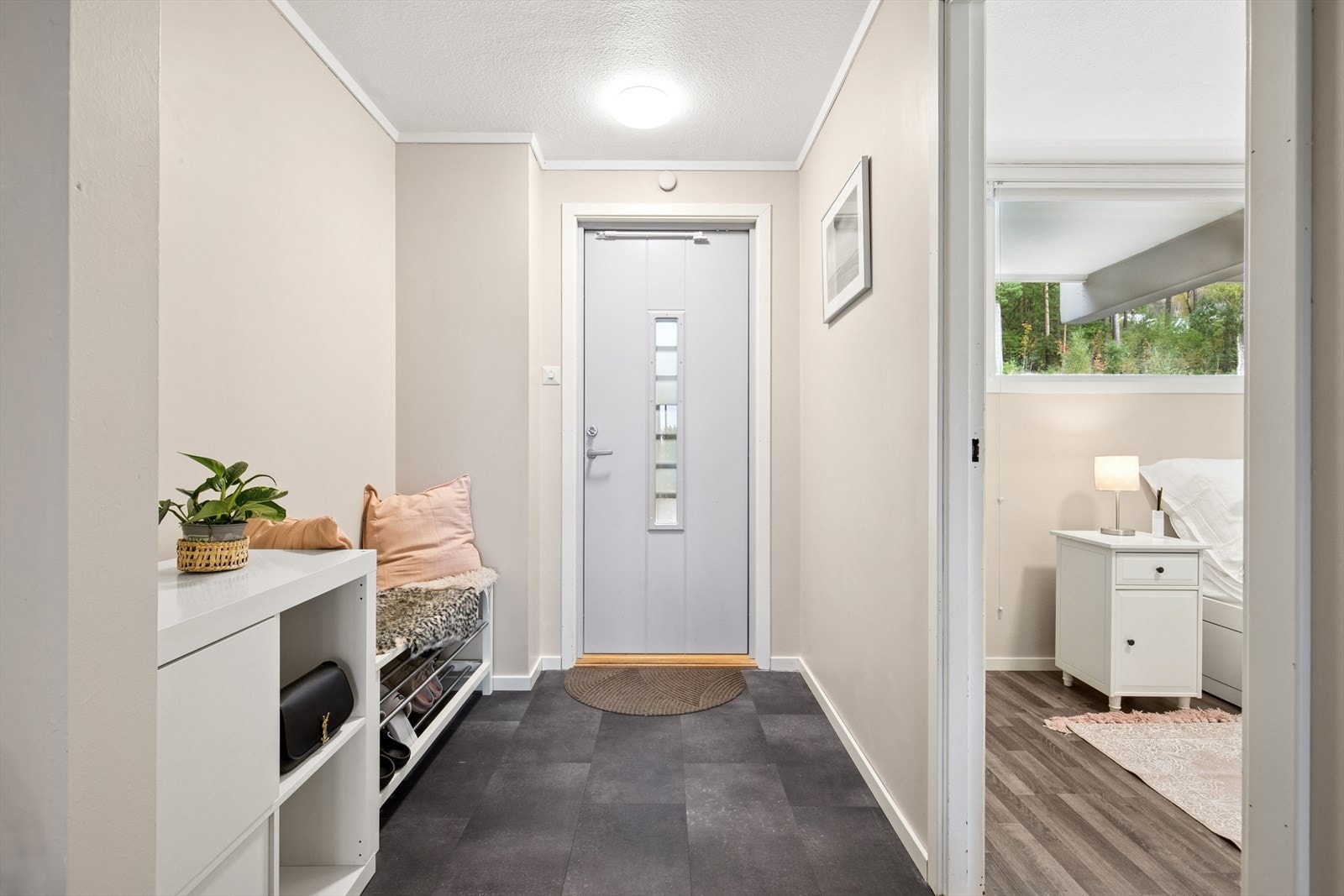 Romslig entré hvor man har god plass til å møblere med garderobe, hvor man kan henge fra seg yttertøy og sko. Galleribilde